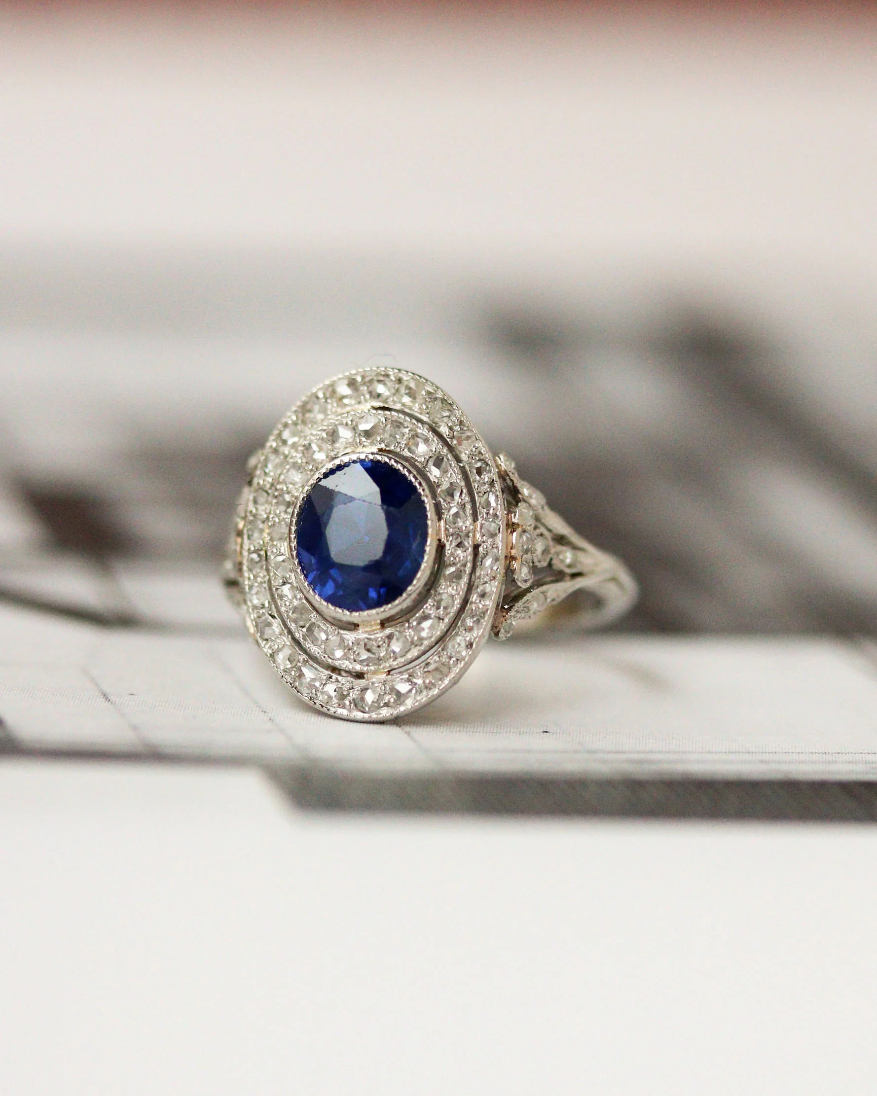 Bague Pompadour Saphir, Double Entourage Diamants
