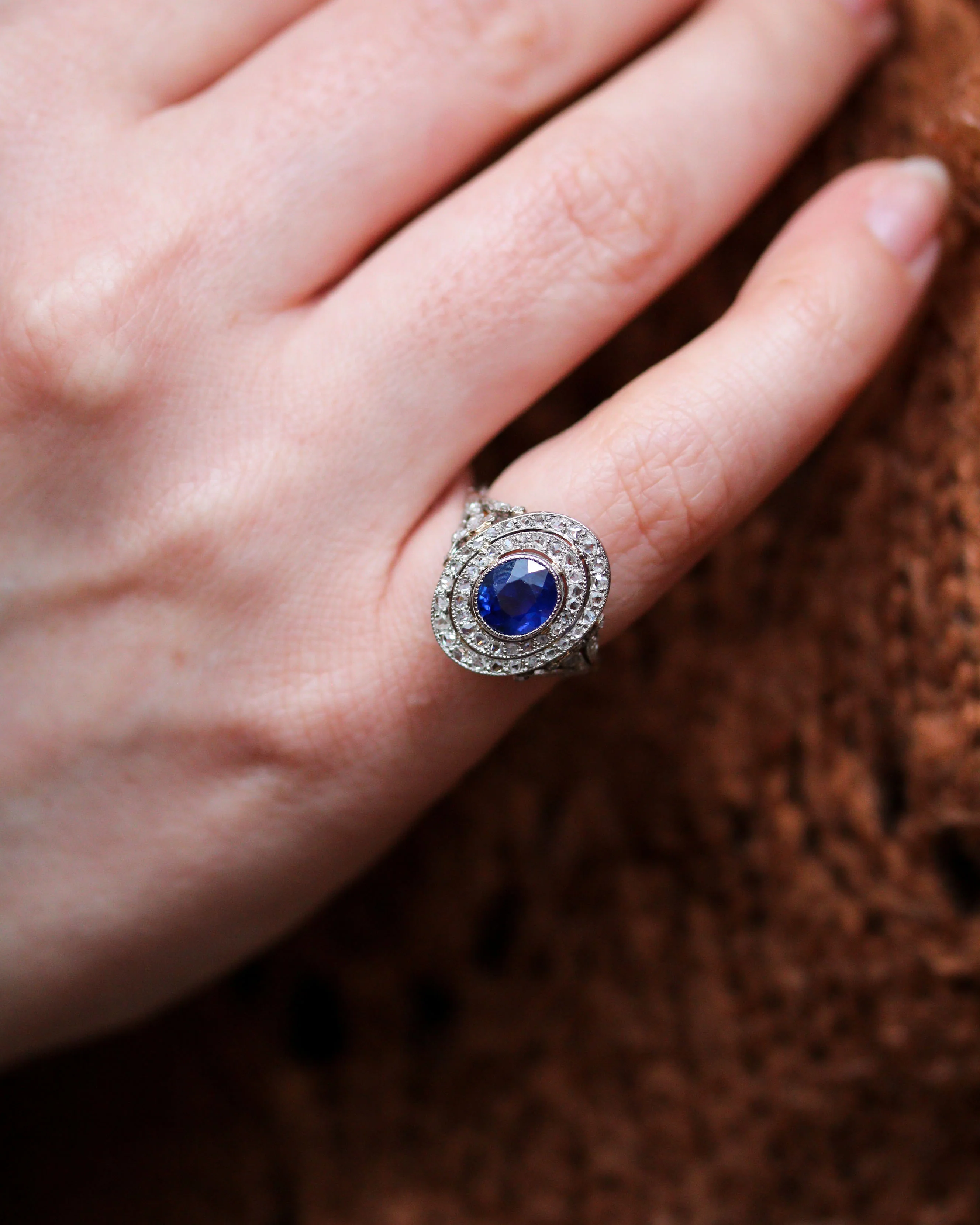 Bague Pompadour Saphir, Double Entourage Diamants - Image 2