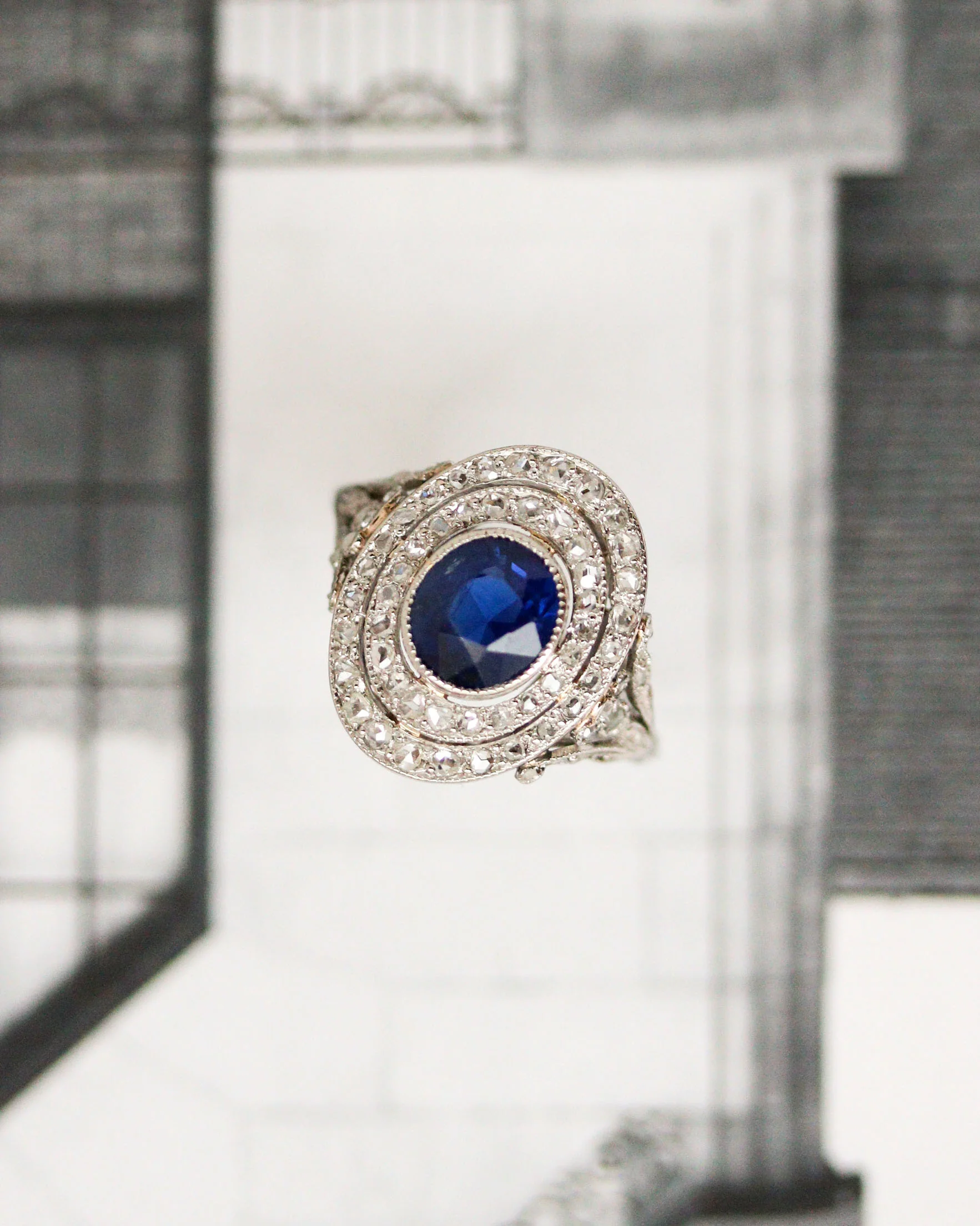 Bague Pompadour Saphir, Double Entourage Diamants - Image 3