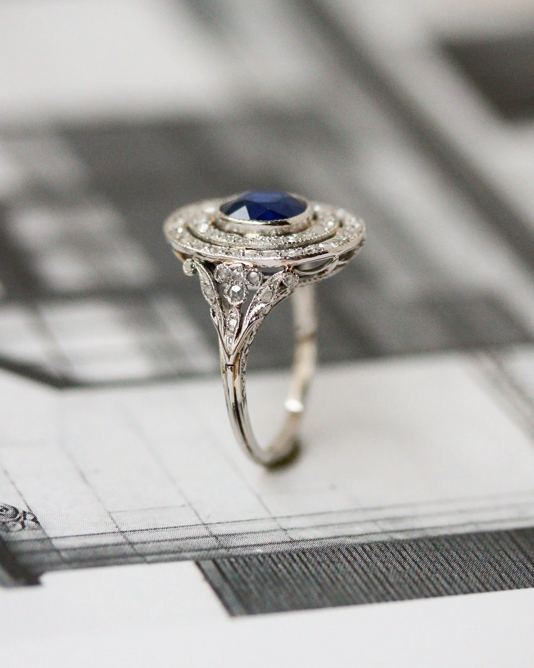 Bague Pompadour Saphir, Double Entourage Diamants - Image 4