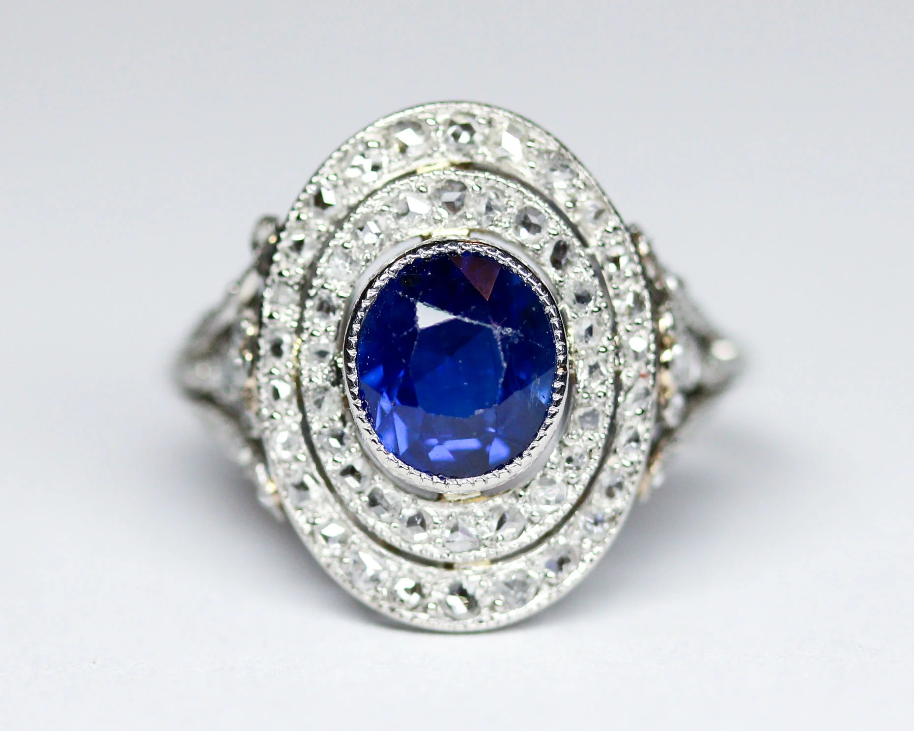 Bague Pompadour Saphir, Double Entourage Diamants - Image 9