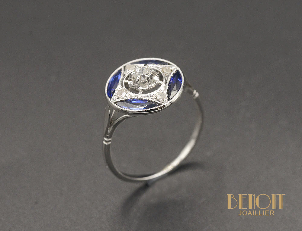 Bague Ronde Art Déco Diamants et Saphirs Calibrés