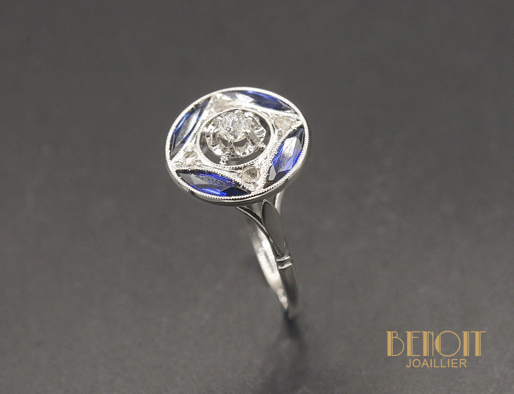 Bague Ronde Art Déco Diamants et Saphirs Calibrés - Image 3