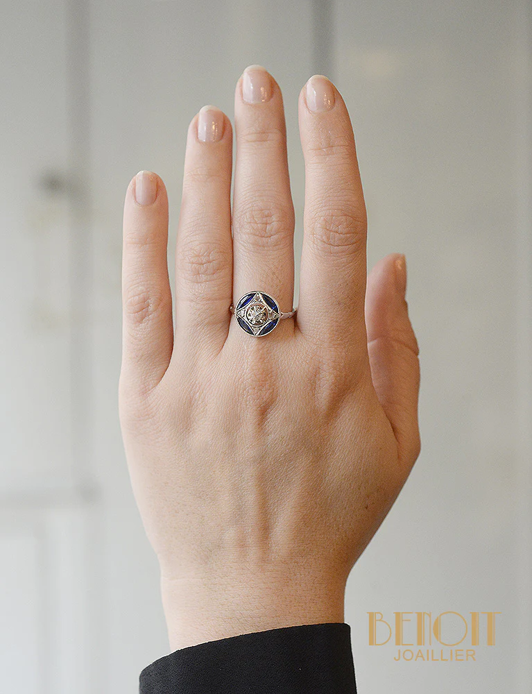 Bague Ronde Art Déco Diamants et Saphirs Calibrés - Image 5