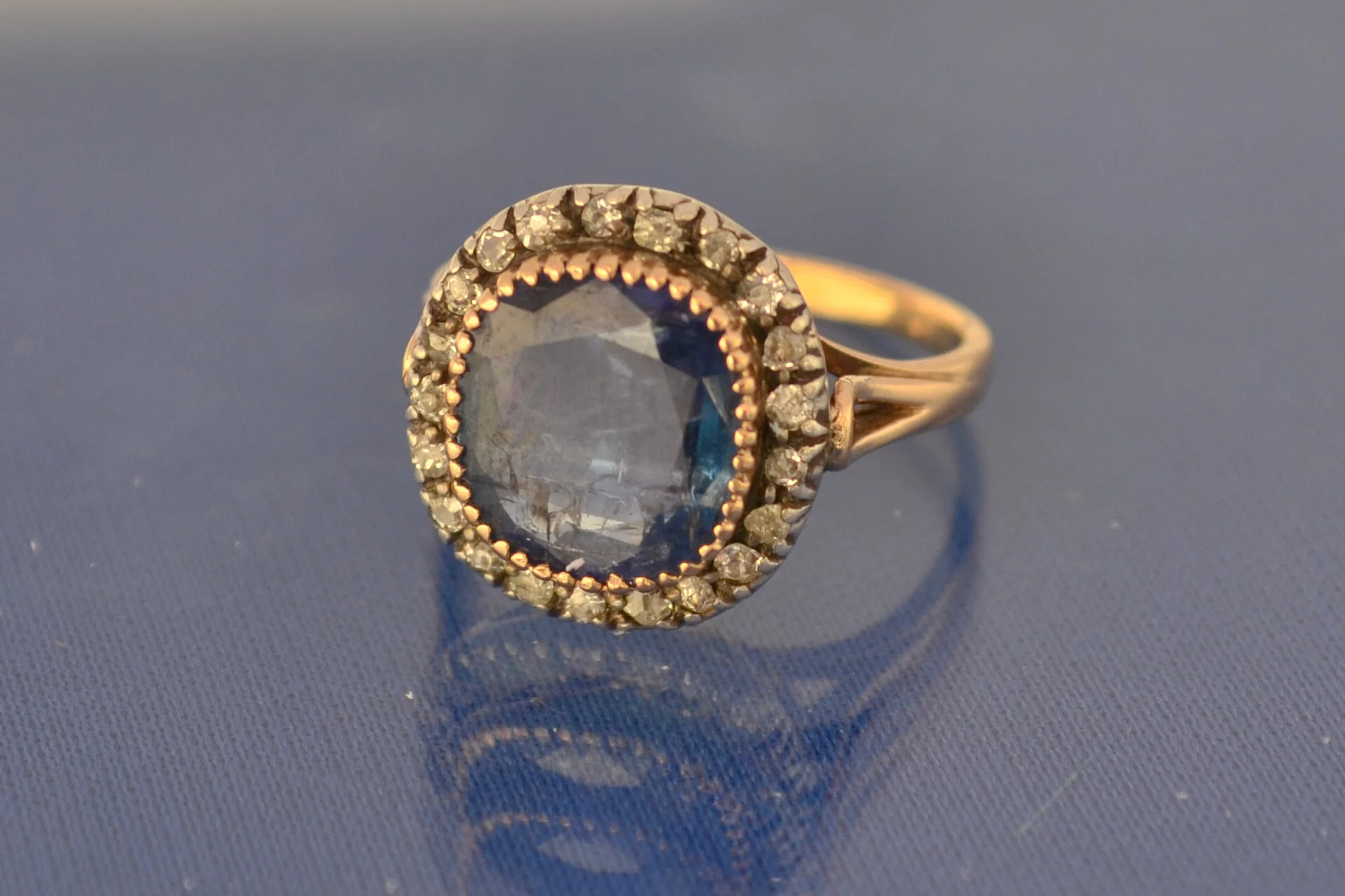 Bague Saphir Bleu et Entourage Diamants