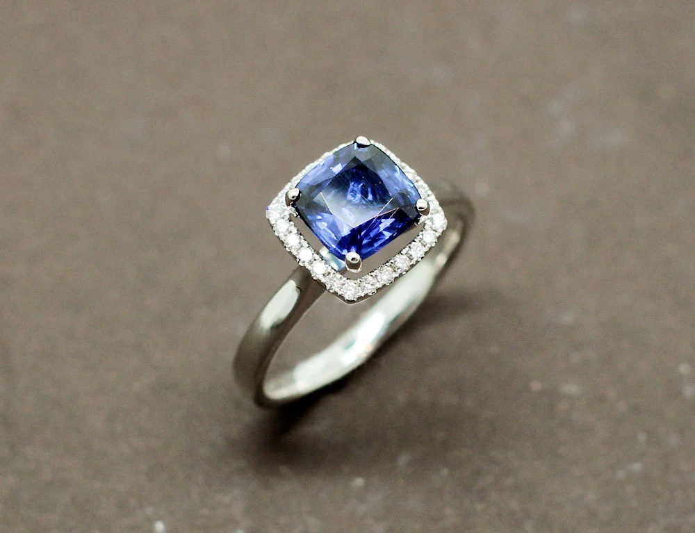 Bague Saphir Coussin Entourage
