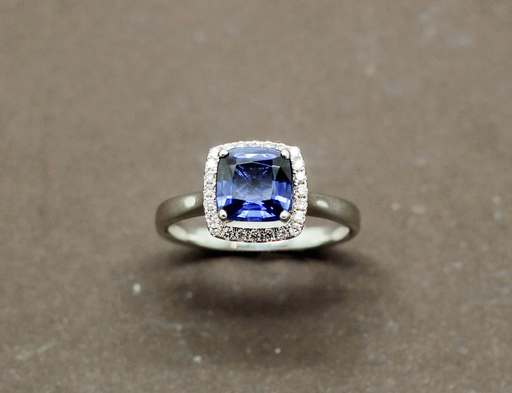 Bague Saphir Coussin Entourage - Image 2