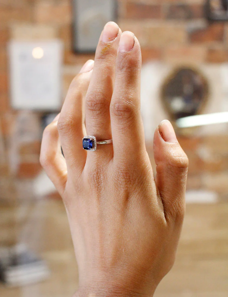 Bague Saphir Coussin Entourage - Image 6
