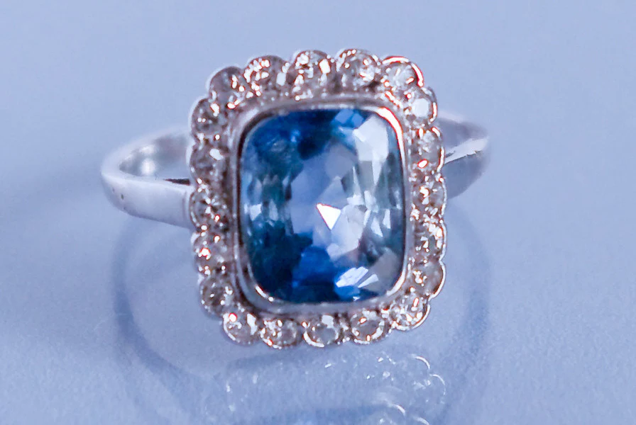 Bague saphir, coussin et diamants