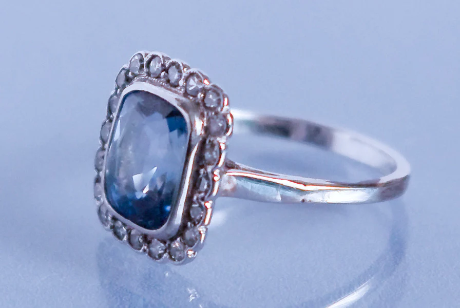 Bague saphir, coussin et diamants - Image 2