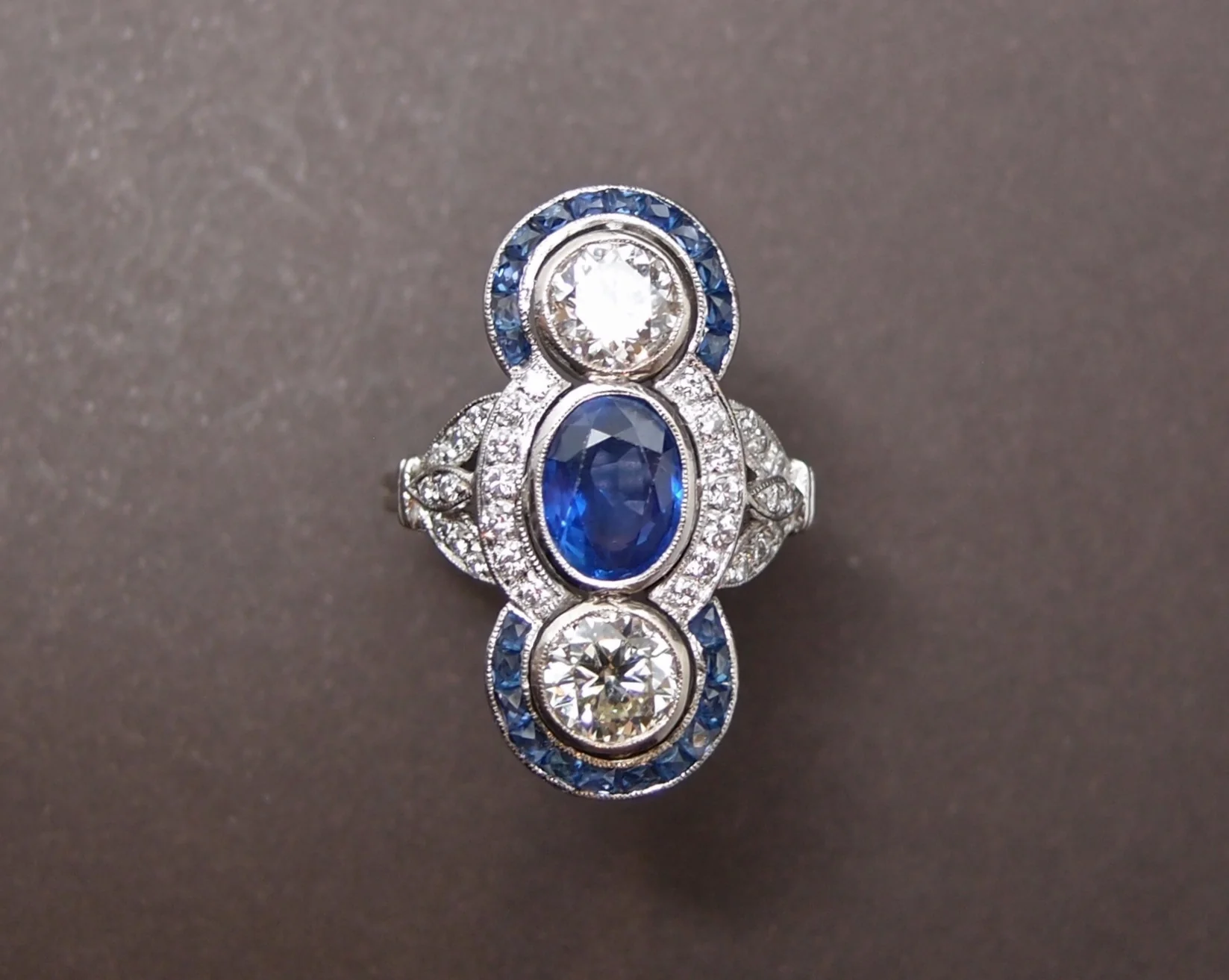 Bague Saphir , diamants et saphirs calibrés