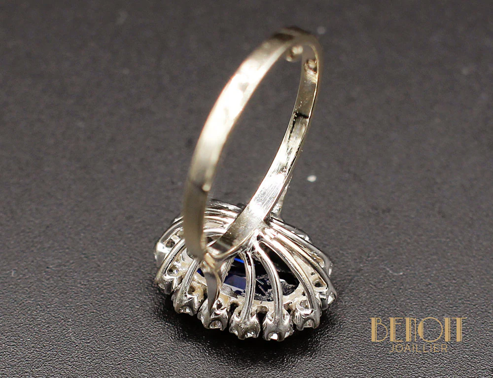 Bague Saphir Entourage Diamants - Image 5