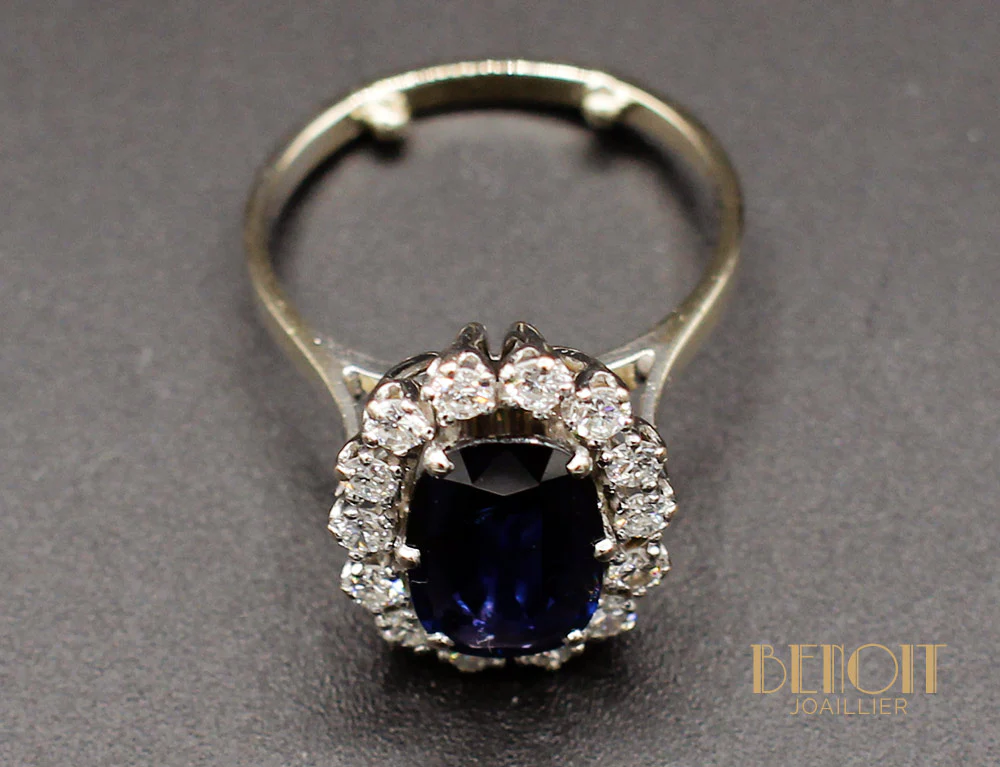 Bague Saphir Entourage Diamants - Image 6