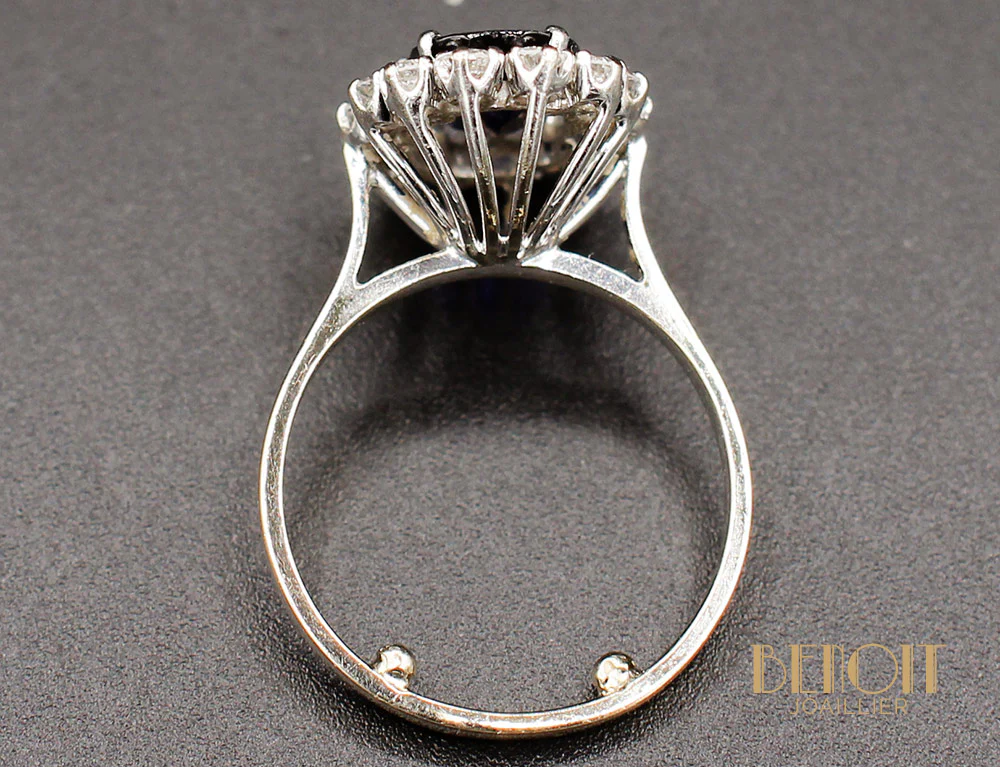 Bague Saphir Entourage Diamants - Image 7
