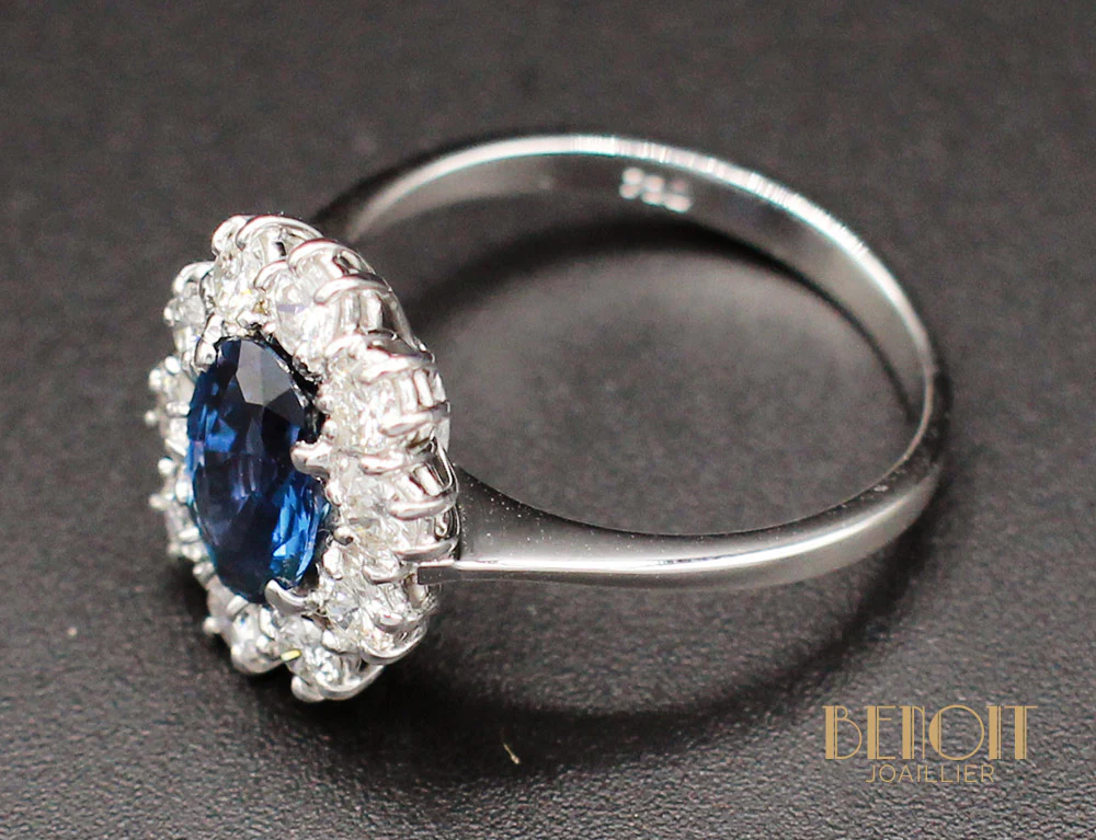 Bague Saphir Entourage Diamants - Image 4