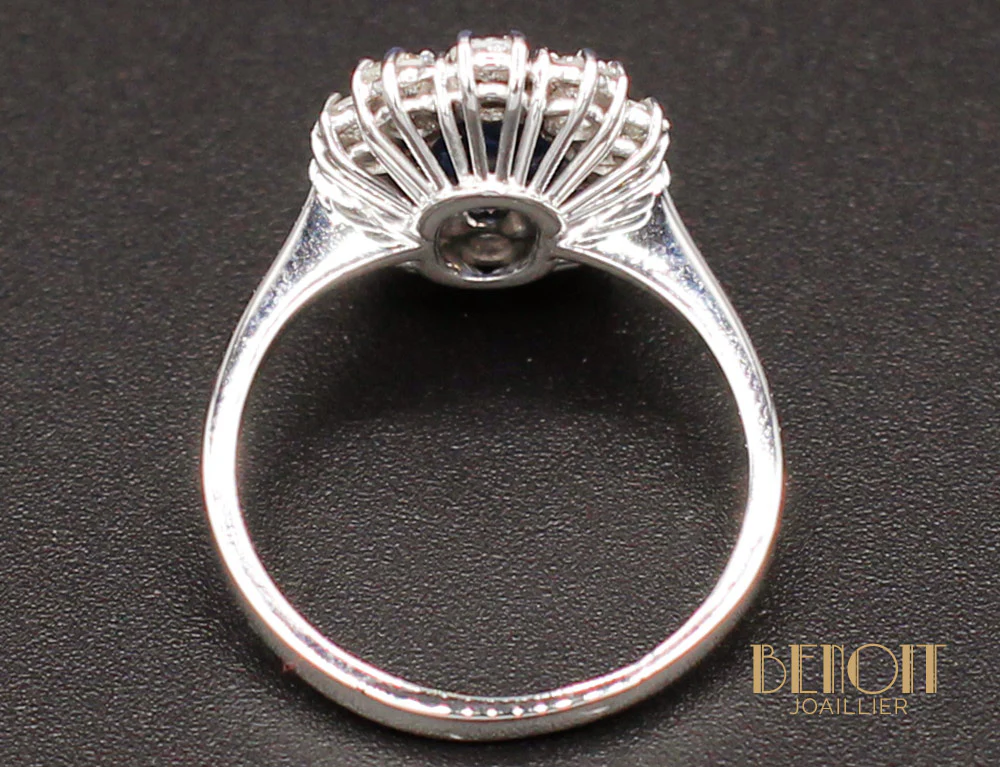 Bague Saphir Entourage Diamants - Image 5