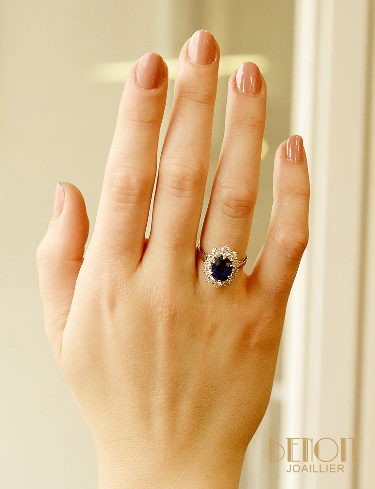 Bague Saphir Entourage Diamants - Image 7