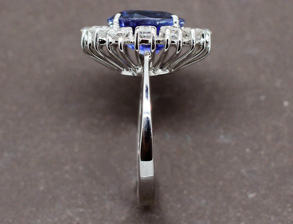 Bague Saphir Entourage Diamants - Image 4