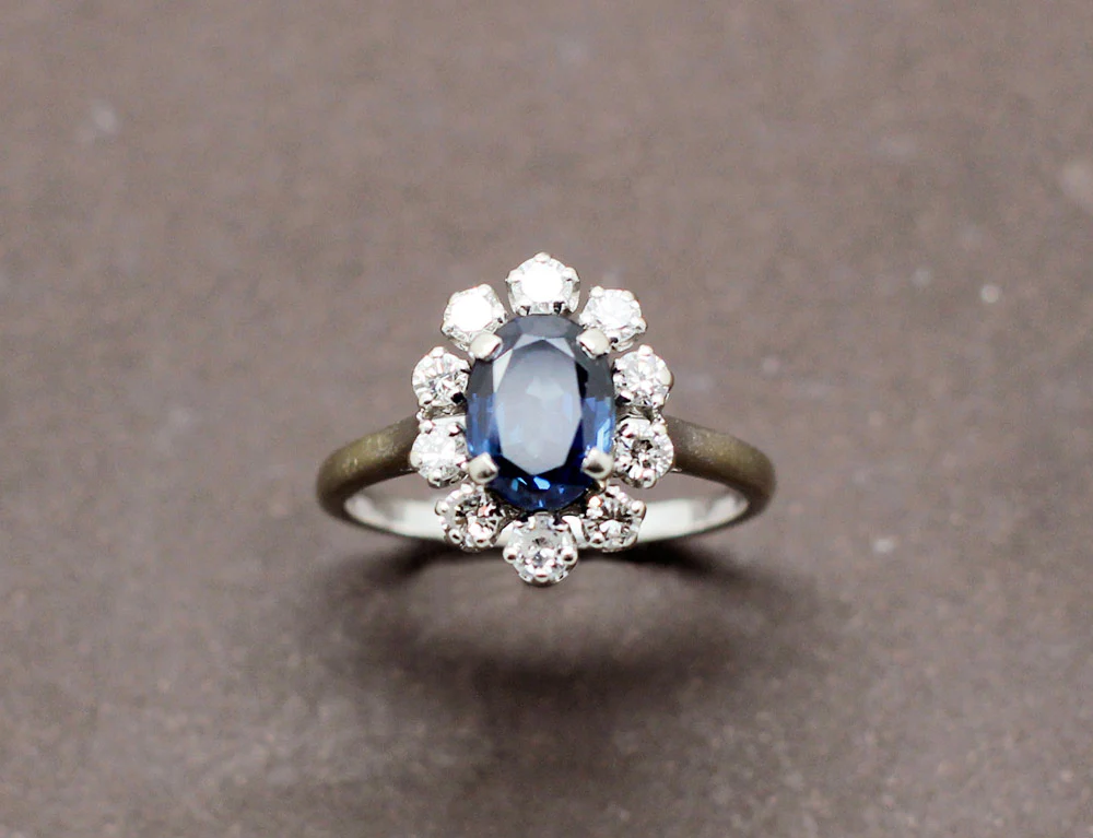 Bague Saphir Entourage Diamants - Image 2