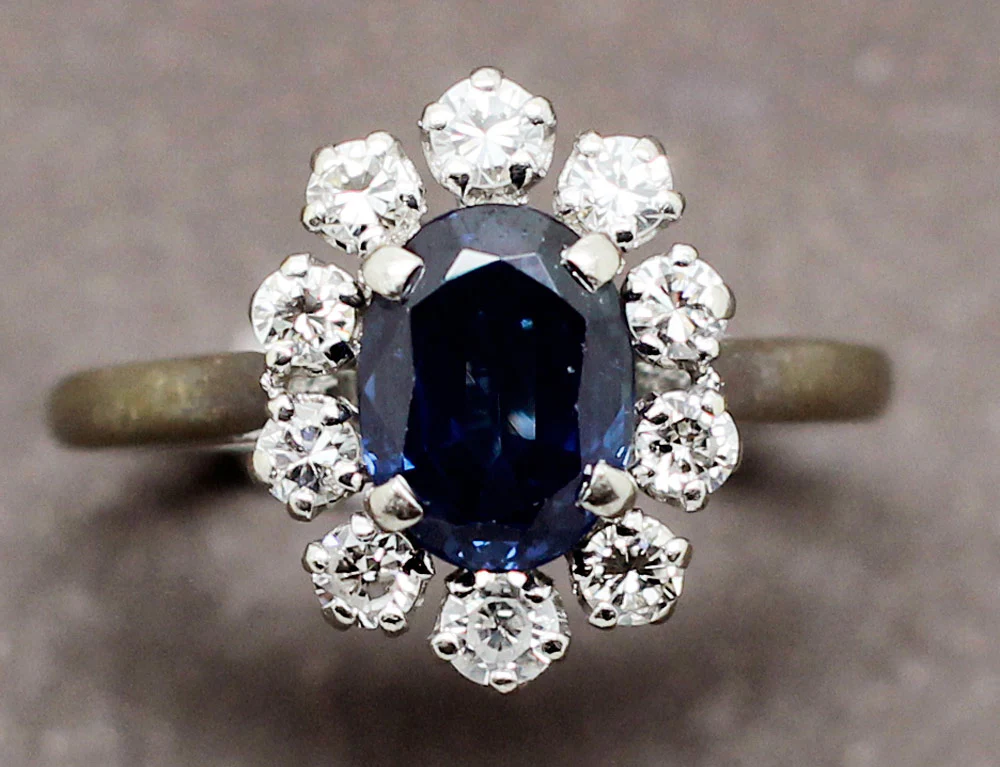 Bague Saphir Entourage Diamants - Image 3