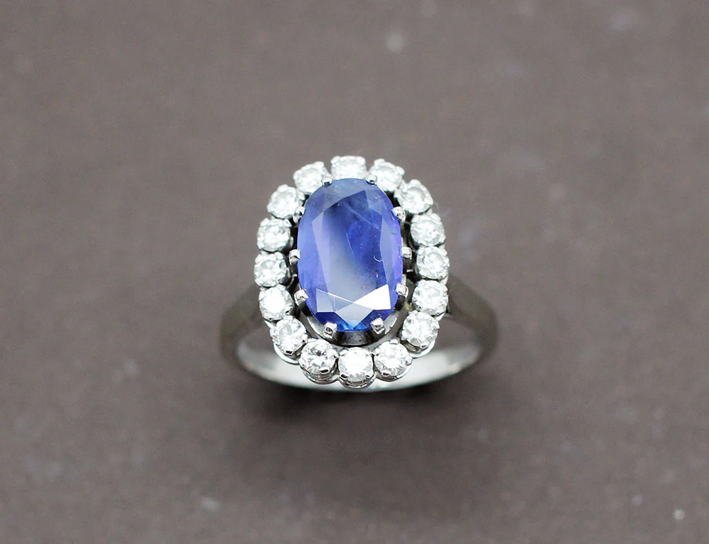 Bague Saphir Entourage Diamants - Image 2