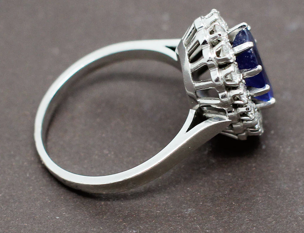 Bague Saphir Entourage Diamants - Image 4