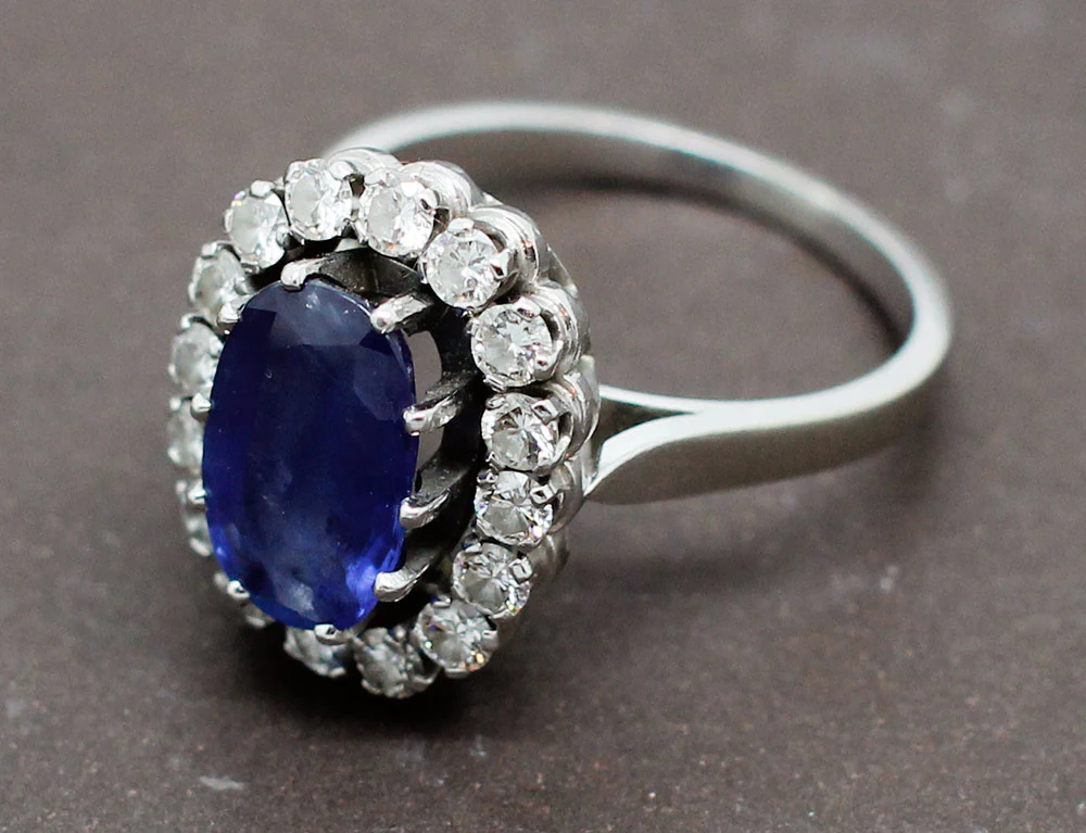 Bague Saphir Entourage Diamants - Image 5