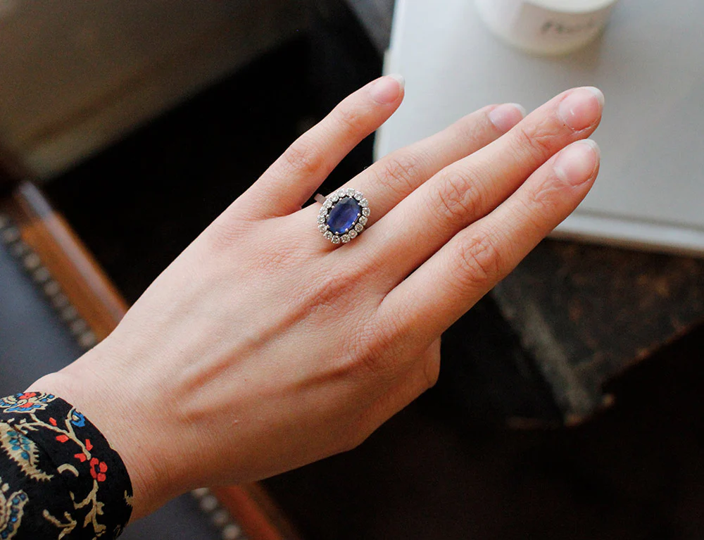 Bague Saphir Entourage Diamants - Image 7