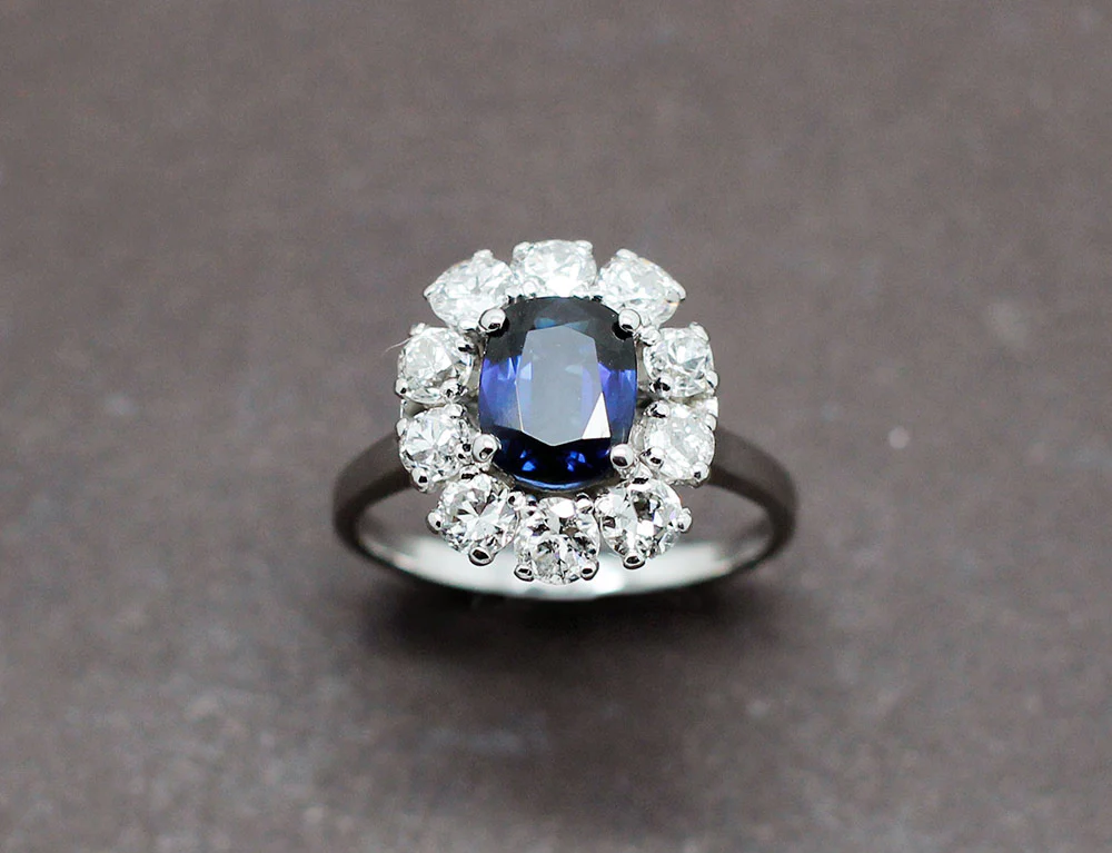 Bague Saphir Entourage Diamants - Image 2