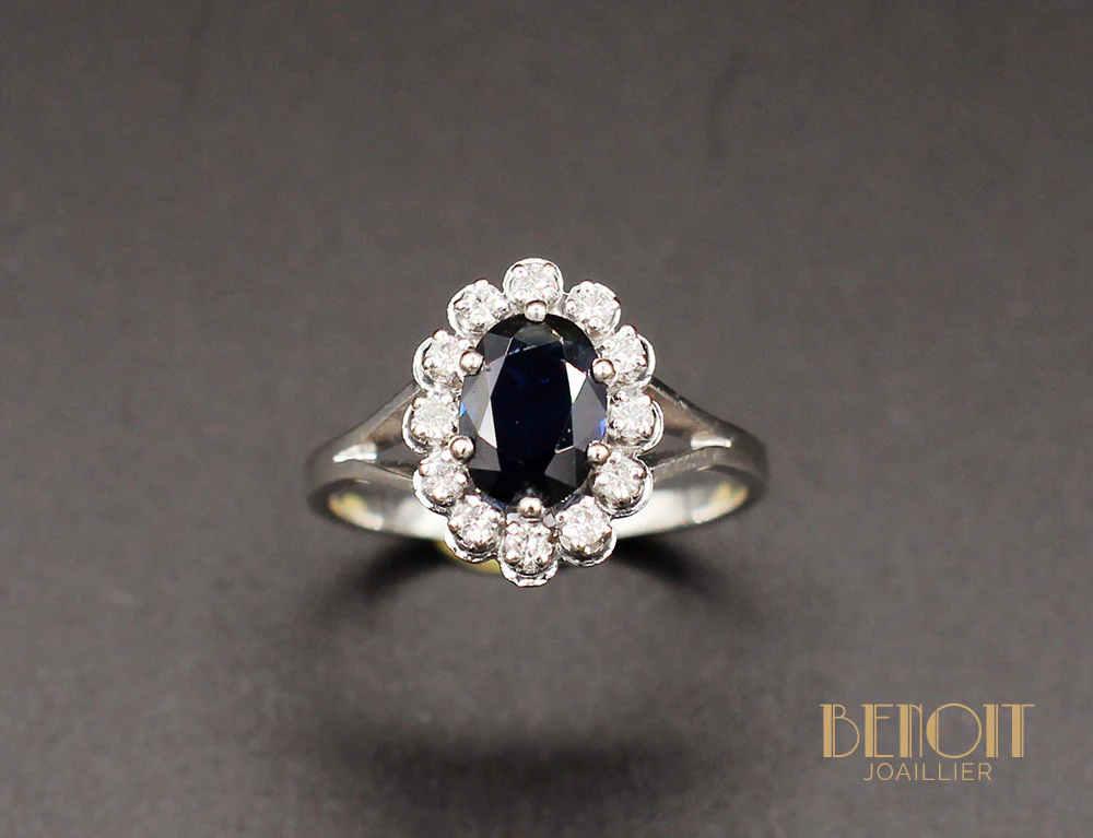 Bague Saphir Entourage Diamants Or Blanc - Image 2