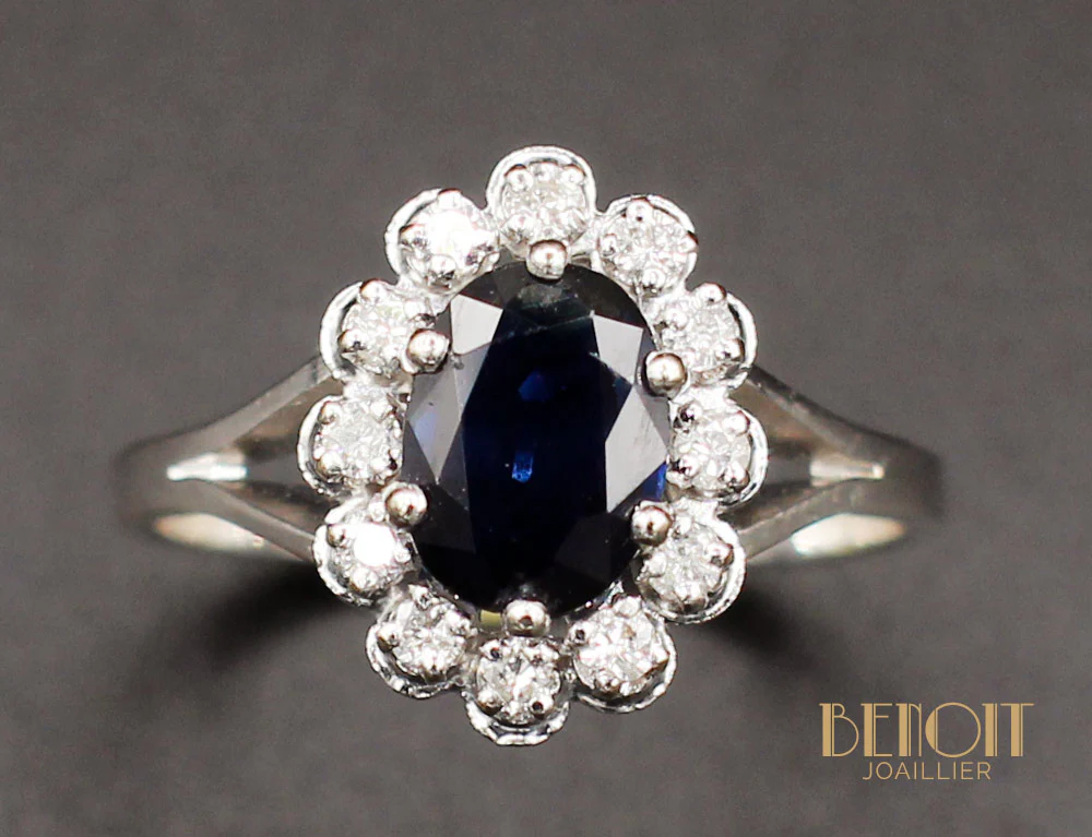 Bague Saphir Entourage Diamants Or Blanc - Image 3