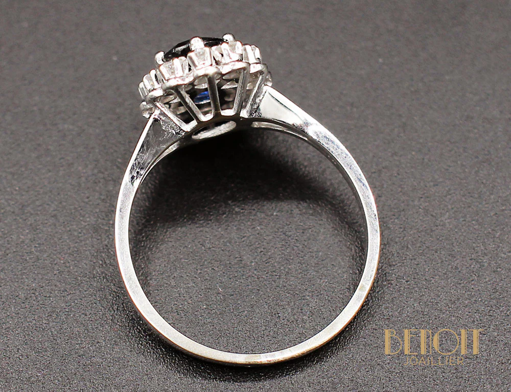 Bague Saphir Entourage Diamants Or Blanc - Image 4