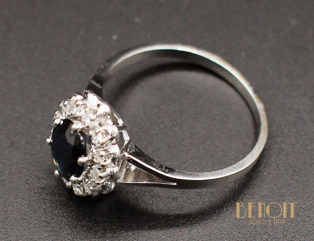 Bague Saphir Entourage Diamants Or Blanc - Image 5
