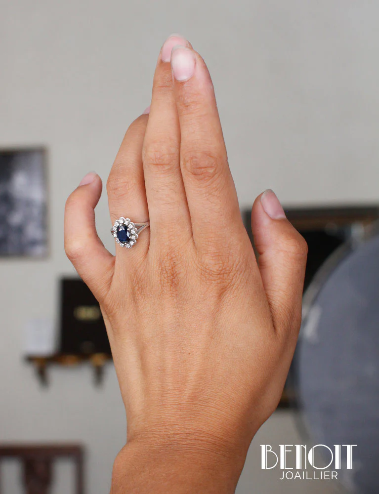 Bague Saphir Entourage Diamants Or Blanc - Image 7