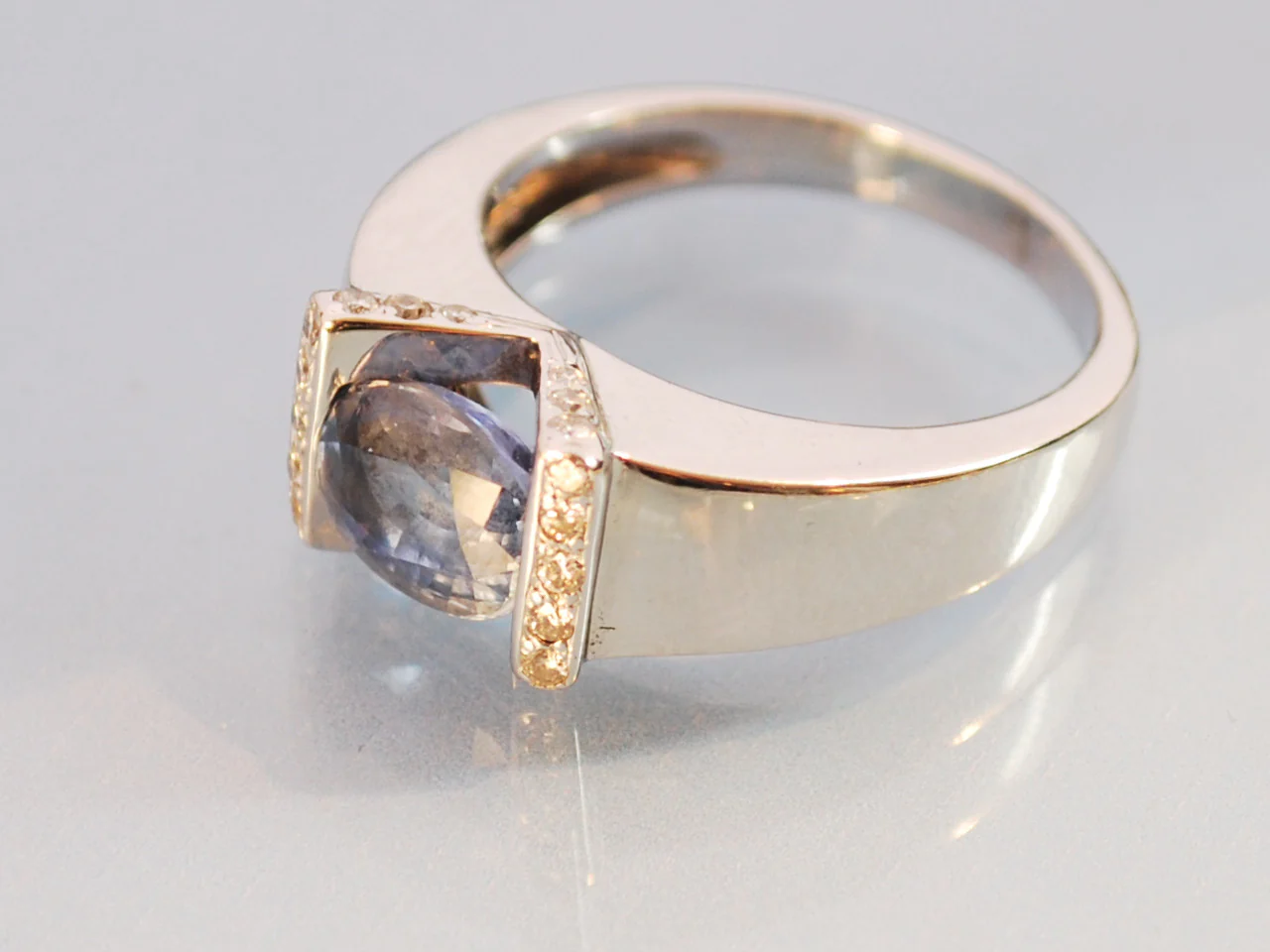 Bague saphir et diamant en or blanc - Image 2