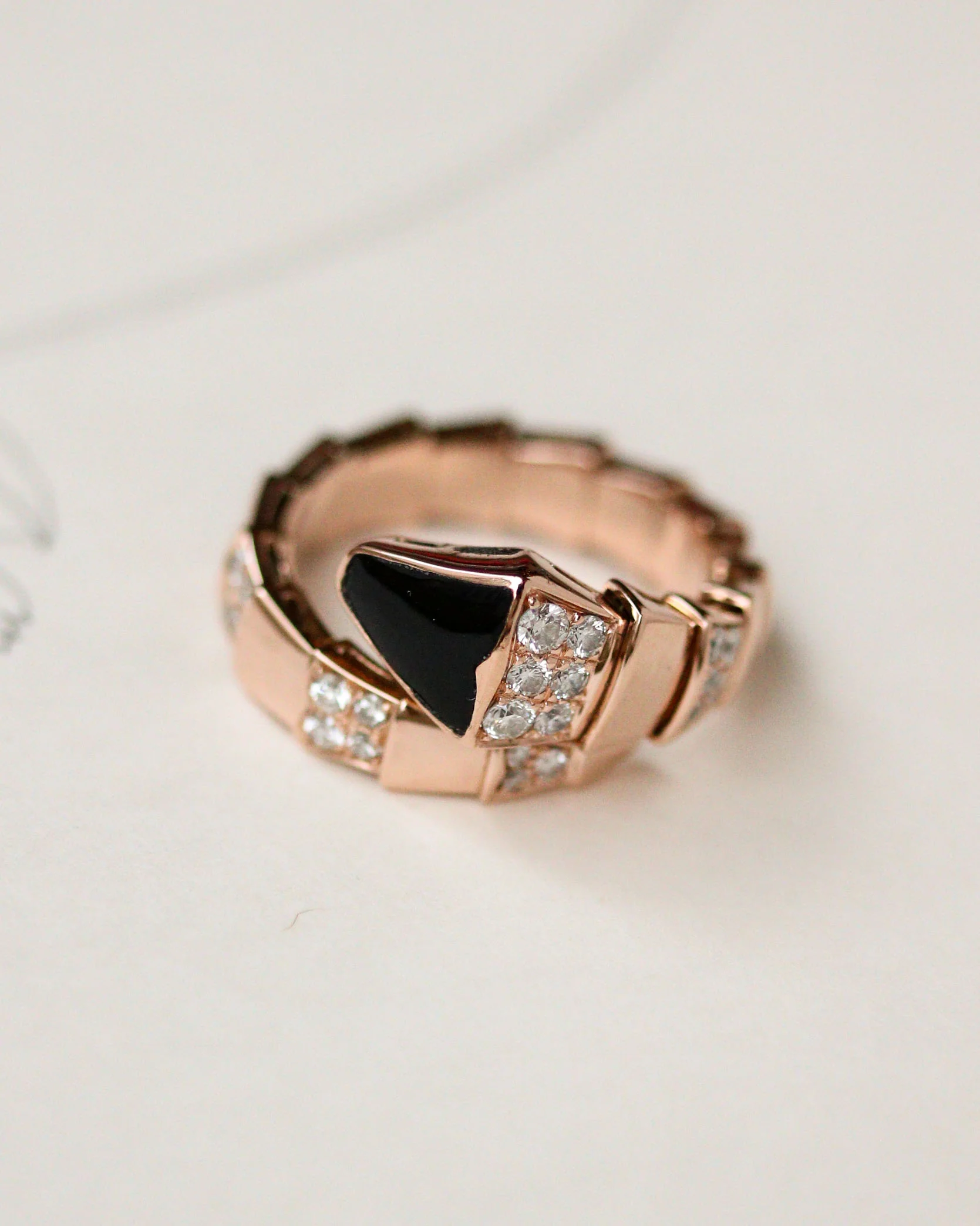 Bague Serpenti Viper signée "Bulgari" en Or Rose Diamants et Onyx