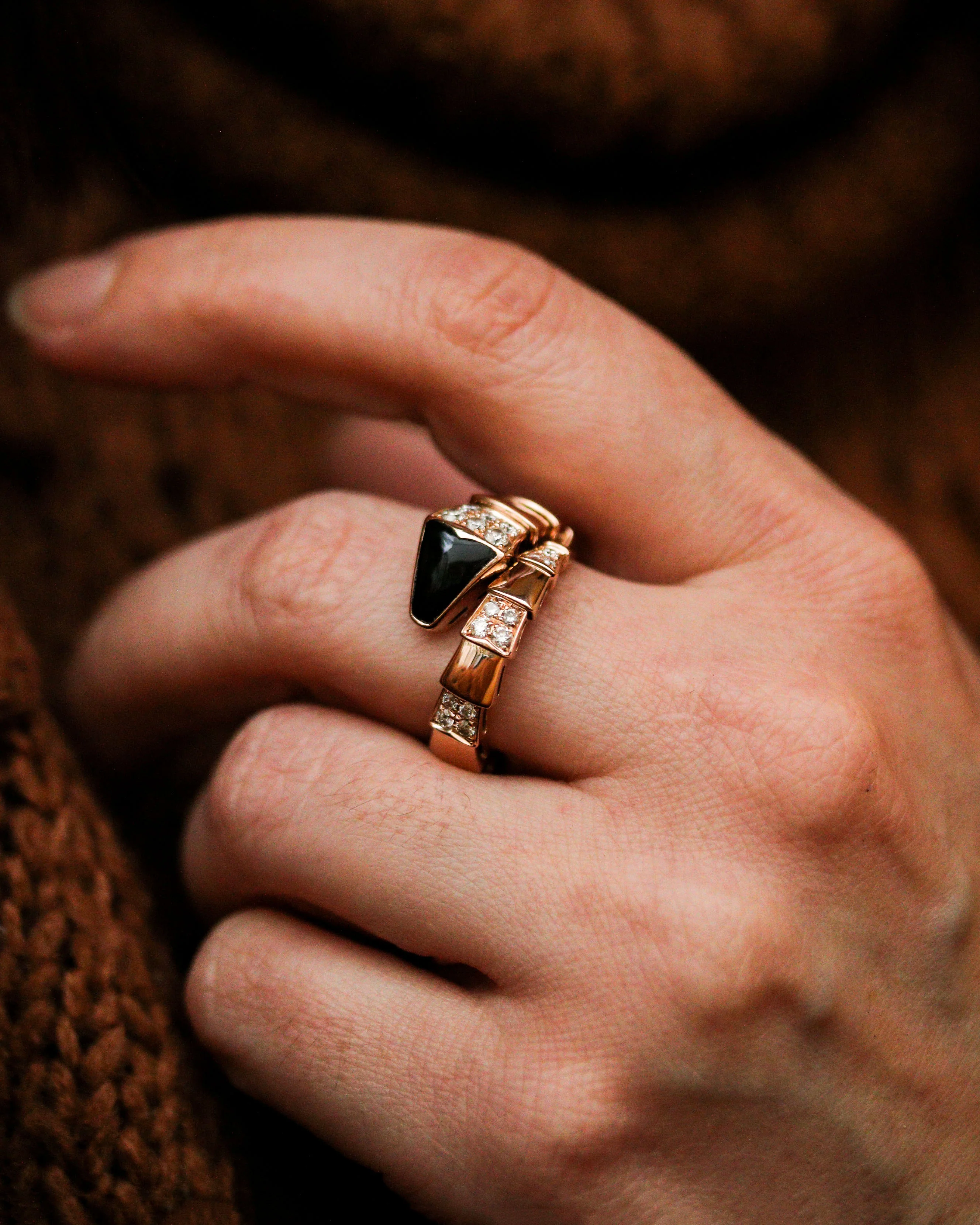 Bague Serpenti Viper signée "Bulgari" en Or Rose Diamants et Onyx - Image 2