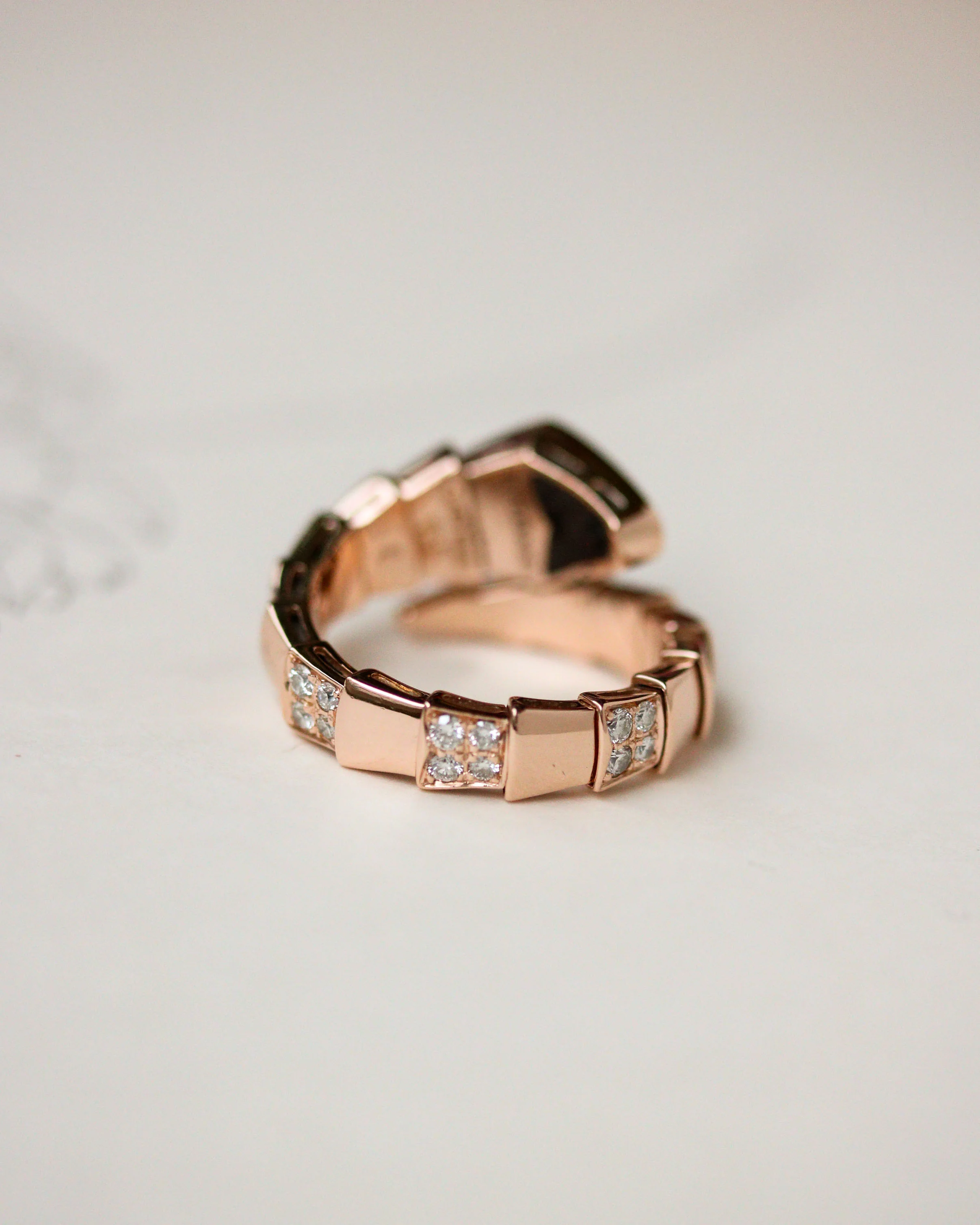 Bague Serpenti Viper signée "Bulgari" en Or Rose Diamants et Onyx - Image 4