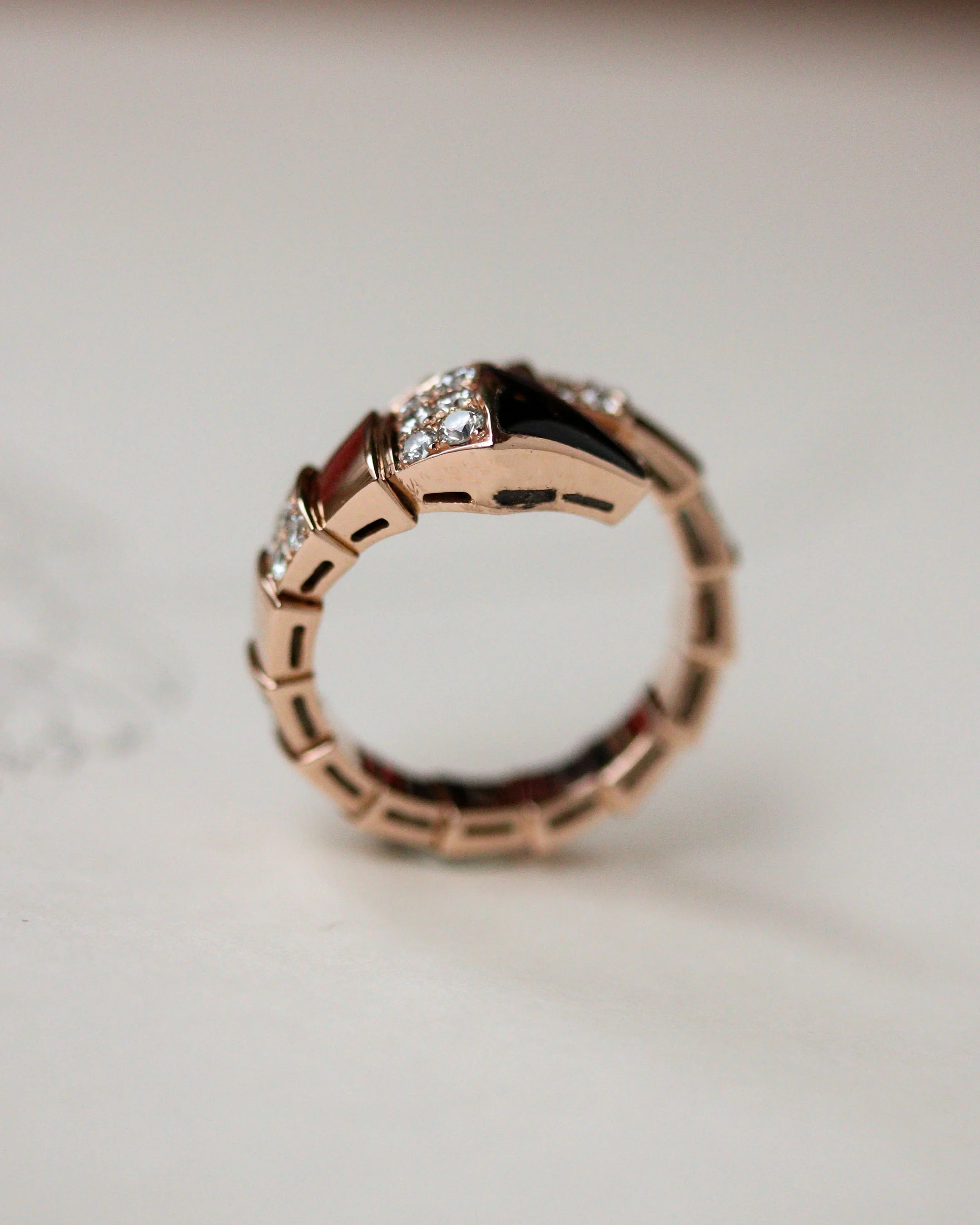 Bague Serpenti Viper signée "Bulgari" en Or Rose Diamants et Onyx - Image 5