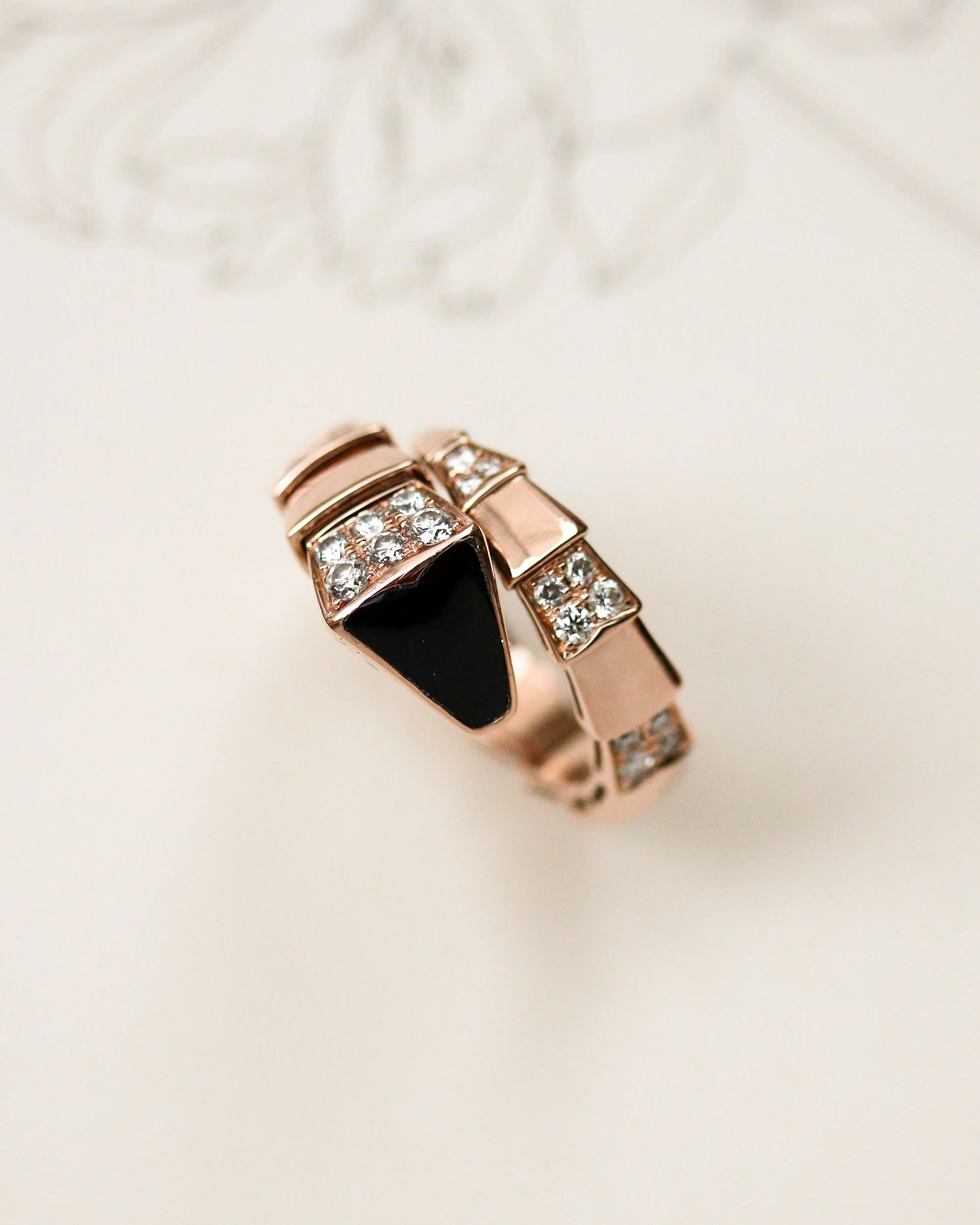 Bague Serpenti Viper signée "Bulgari" en Or Rose Diamants et Onyx - Image 6