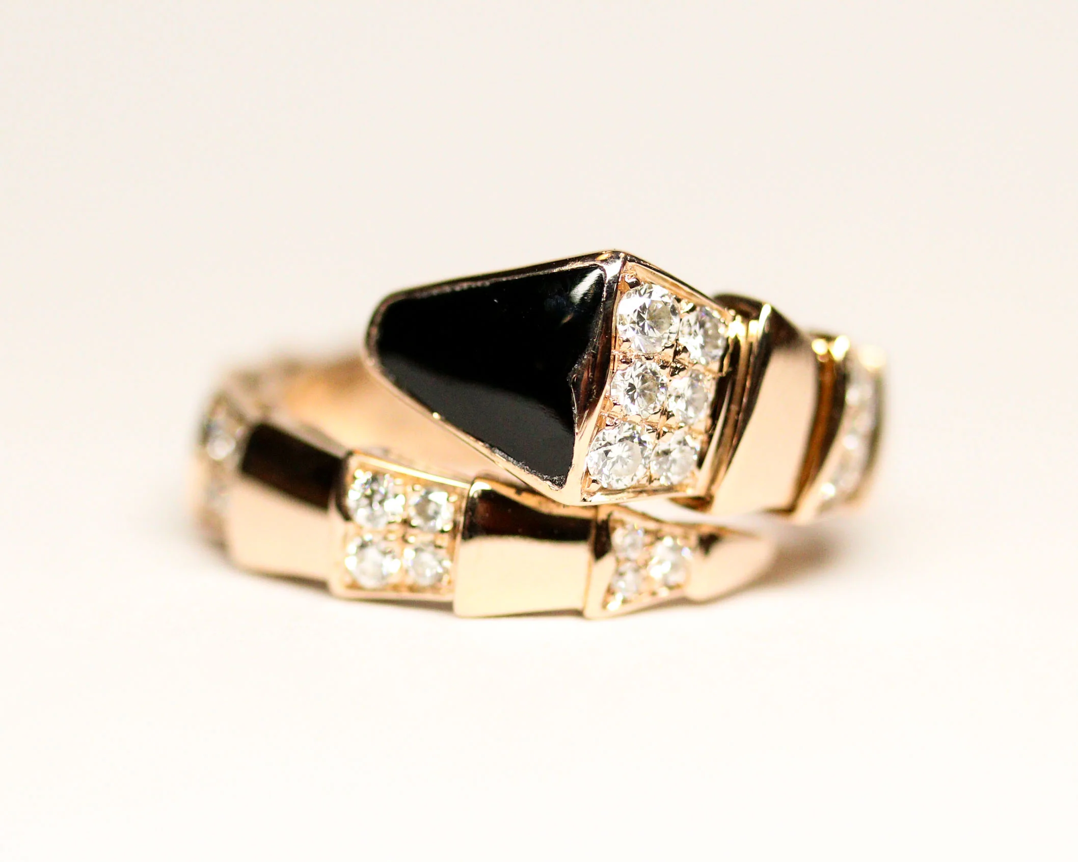 Bague Serpenti Viper signée "Bulgari" en Or Rose Diamants et Onyx - Image 9
