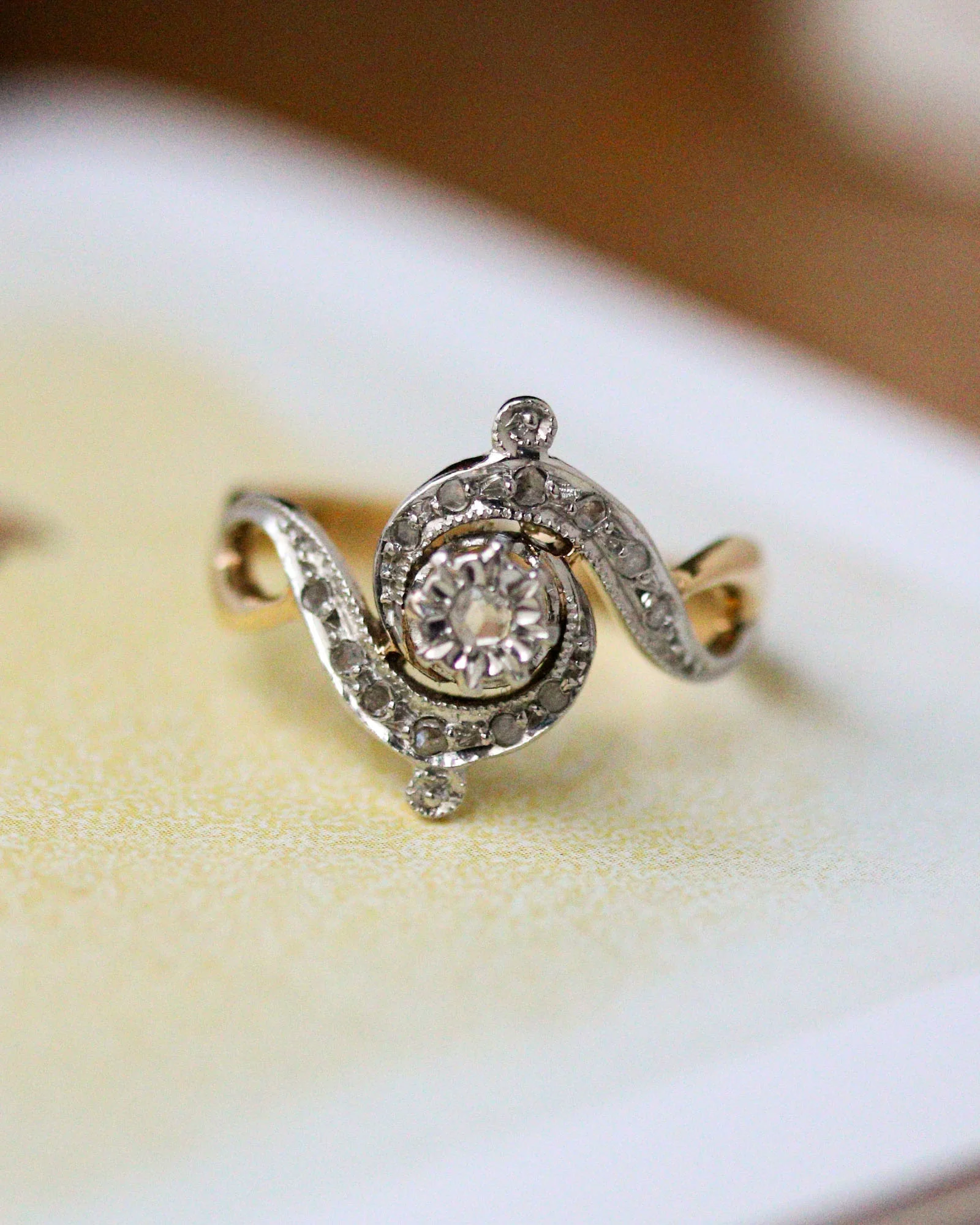 Bague Solitaire Ancienne Tourbillon Or et Diamants