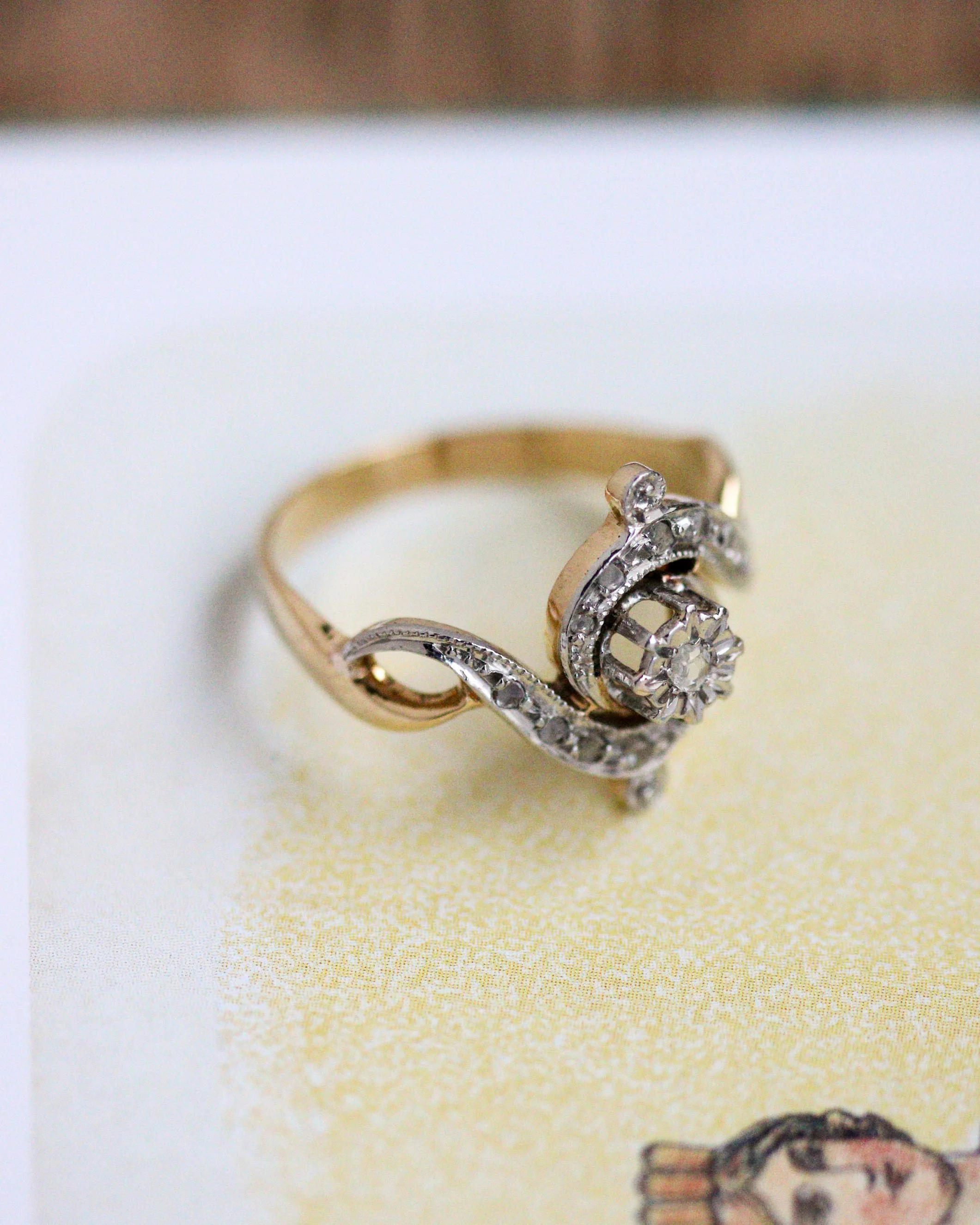 Bague Solitaire Ancienne Tourbillon Or et Diamants - Image 3
