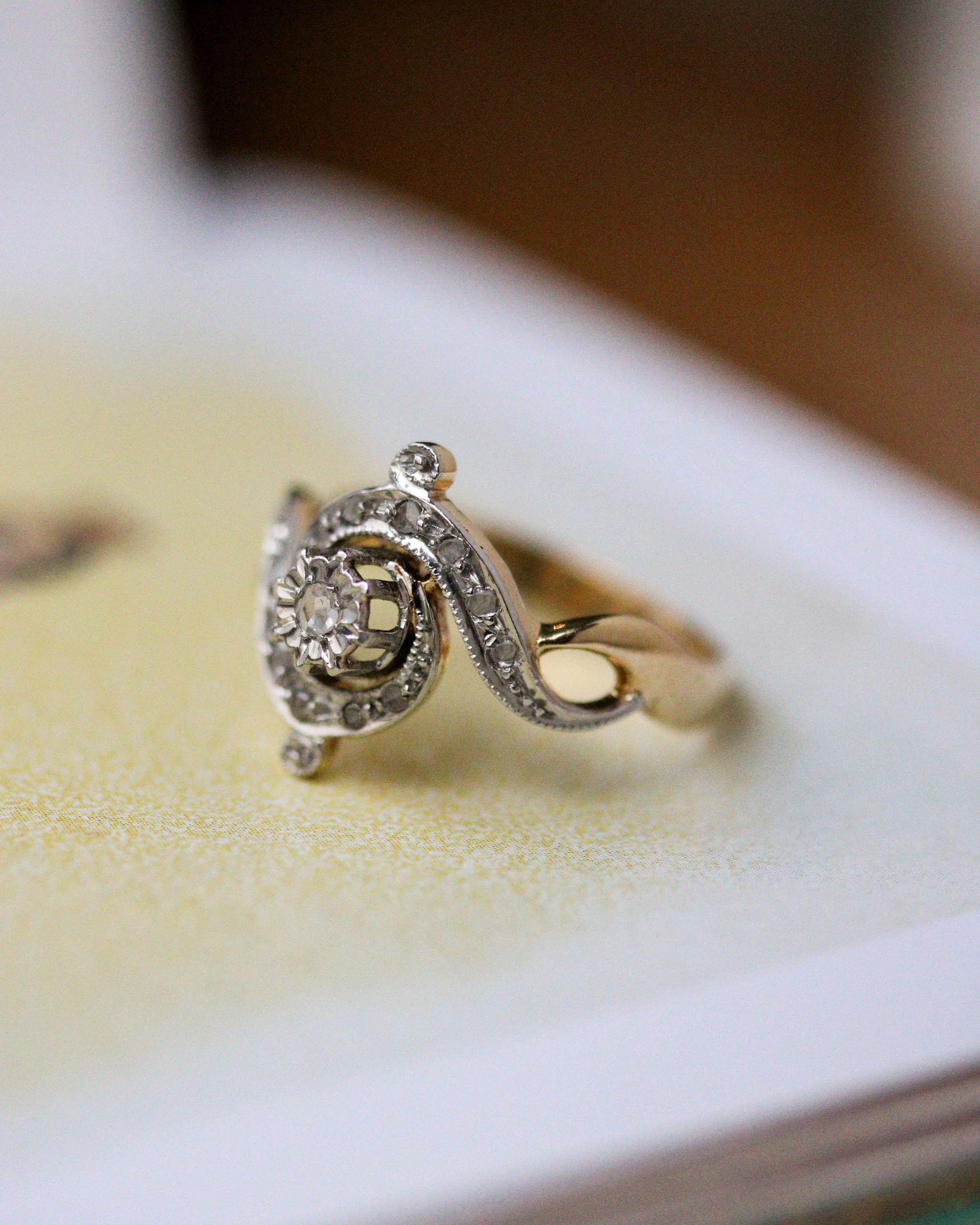 Bague Solitaire Ancienne Tourbillon Or et Diamants - Image 5