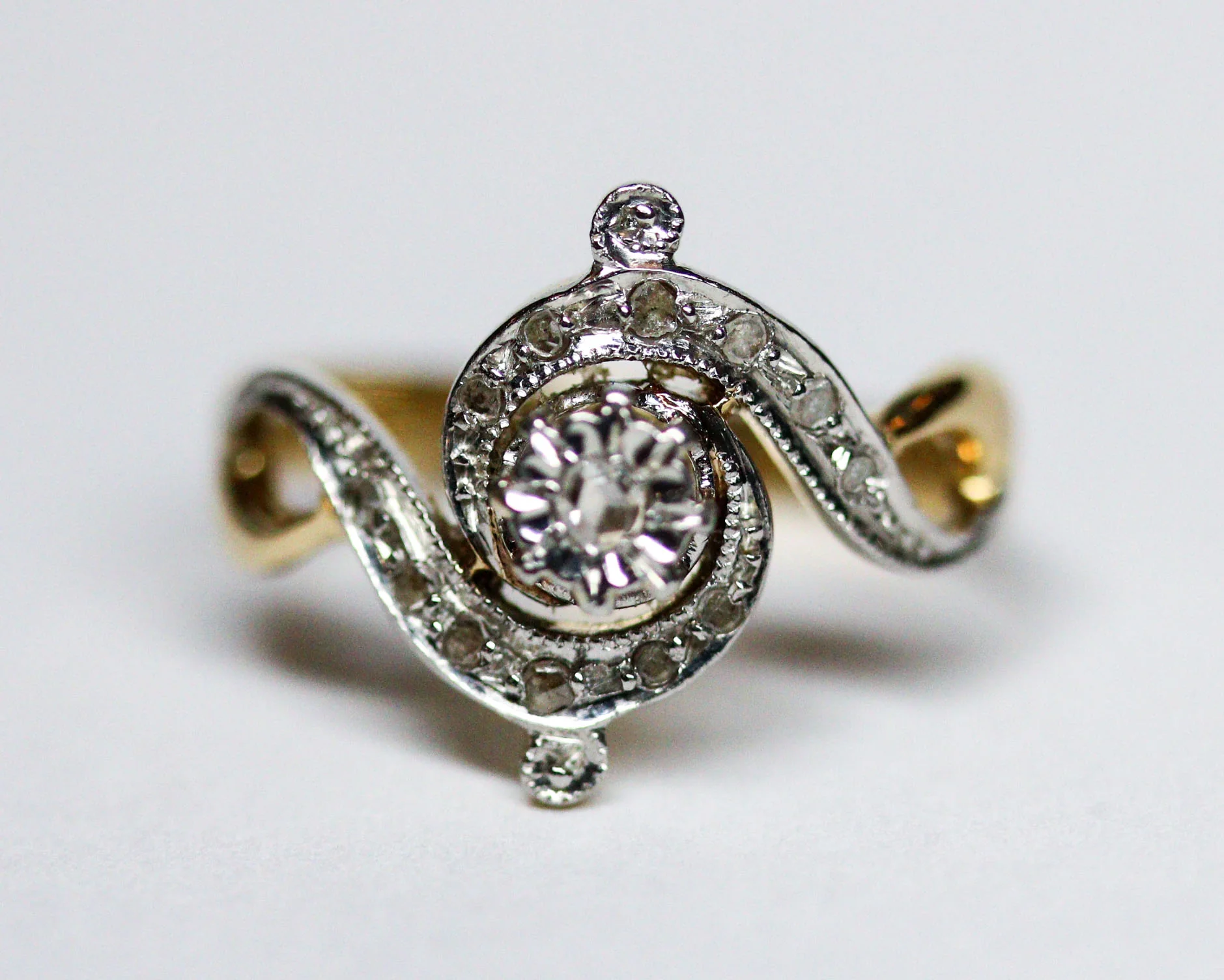 Bague Solitaire Ancienne Tourbillon Or et Diamants - Image 6