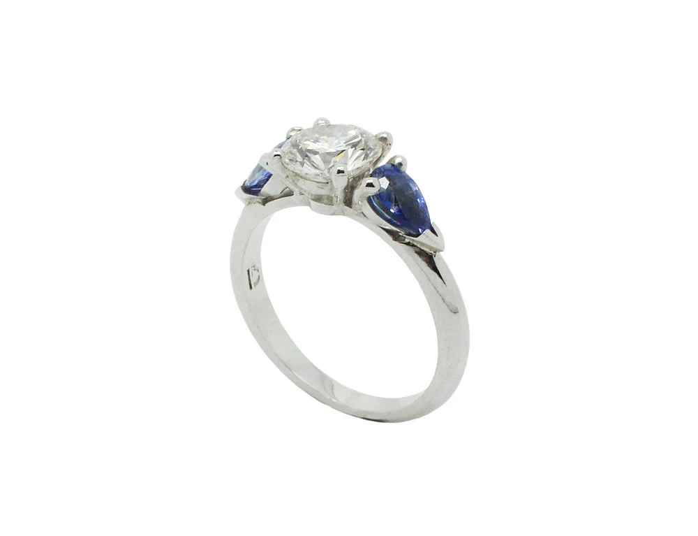 Solitaire Or Gris Diamant 1.34 ct H/ VVS2 et Saphirs Poire - Image 3
