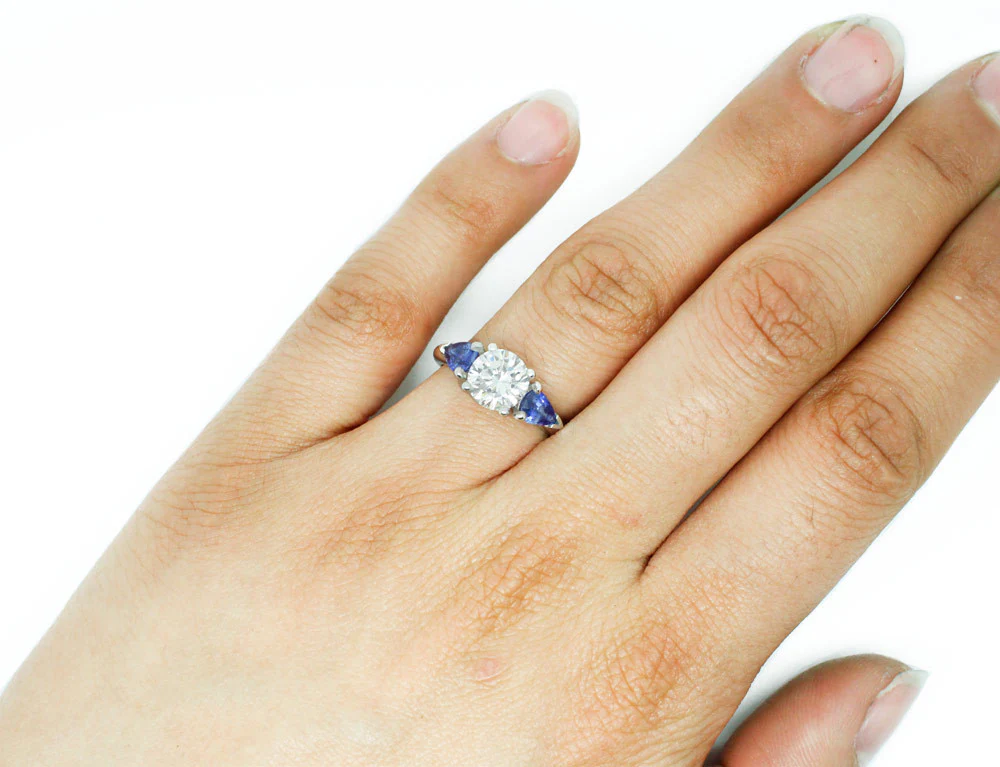 Solitaire Or Gris Diamant 1.34 ct H/ VVS2 et Saphirs Poire - Image 5