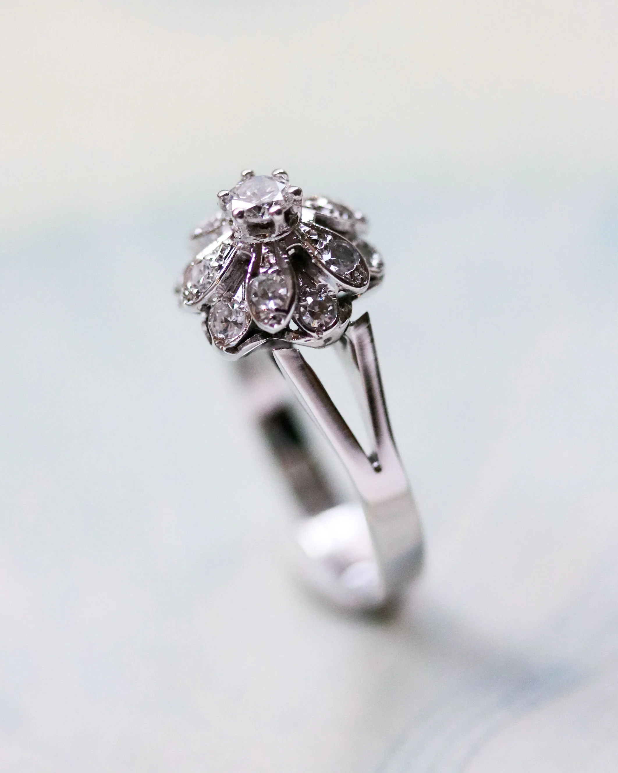 Bague Solitaire Fleur Or blanc et Diamants - Image 2