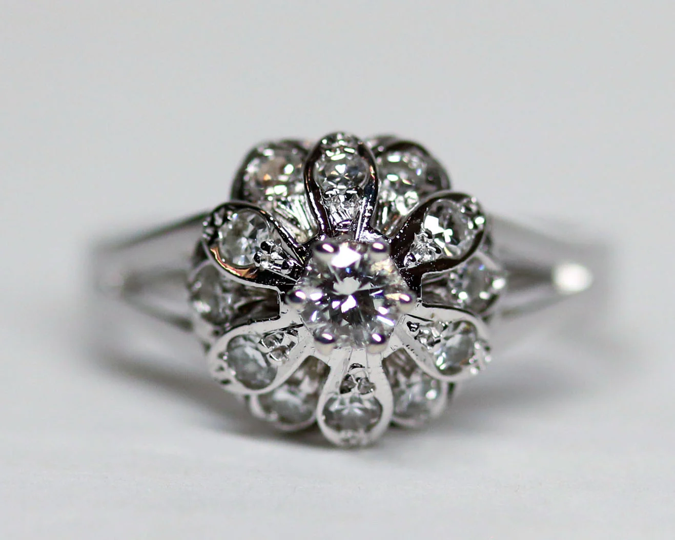 Bague Solitaire Fleur Or blanc et Diamants - Image 6