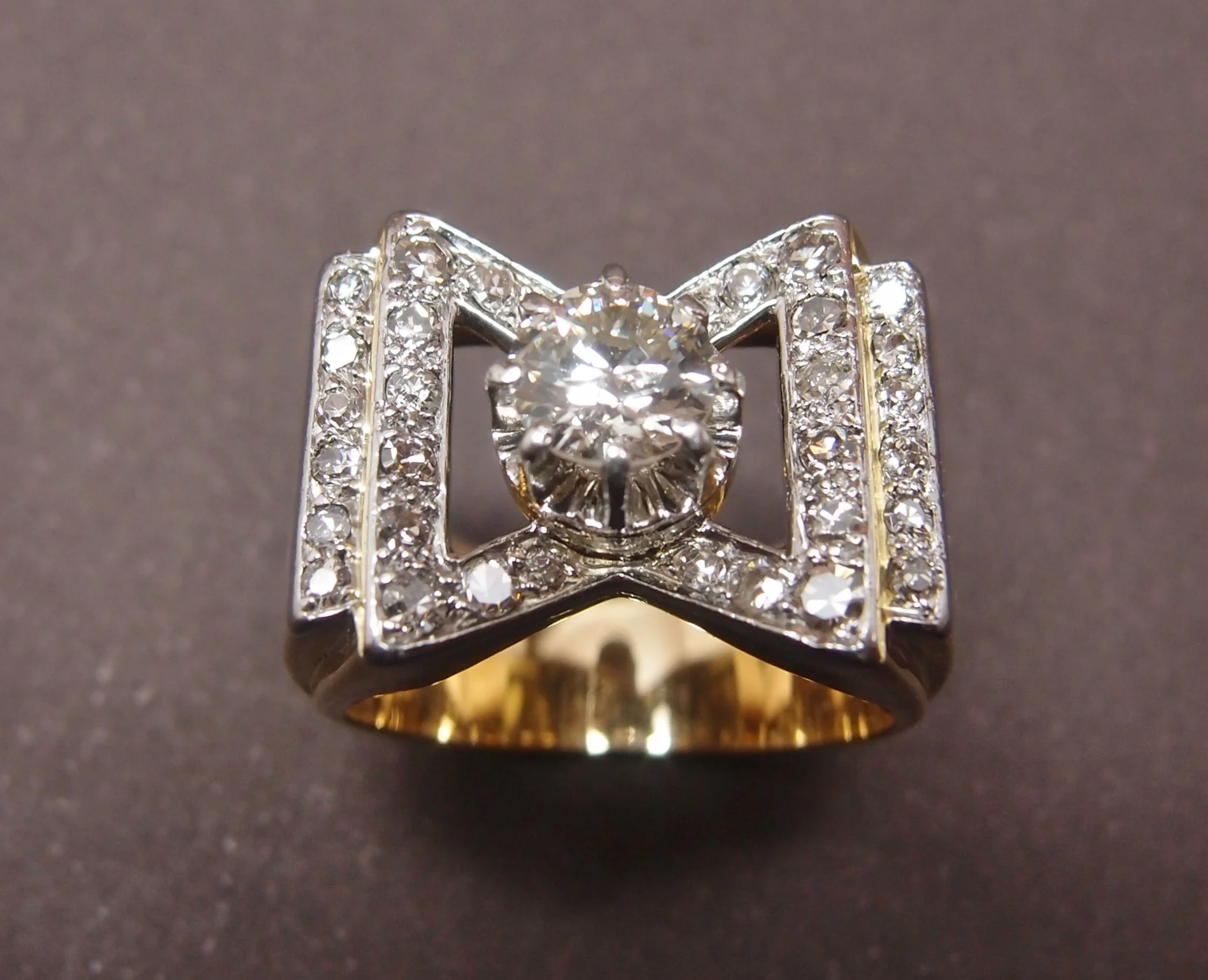 Bague Tank vers 1940 or 18 cts et platine avec diamant pricipal de 0.6 ct
